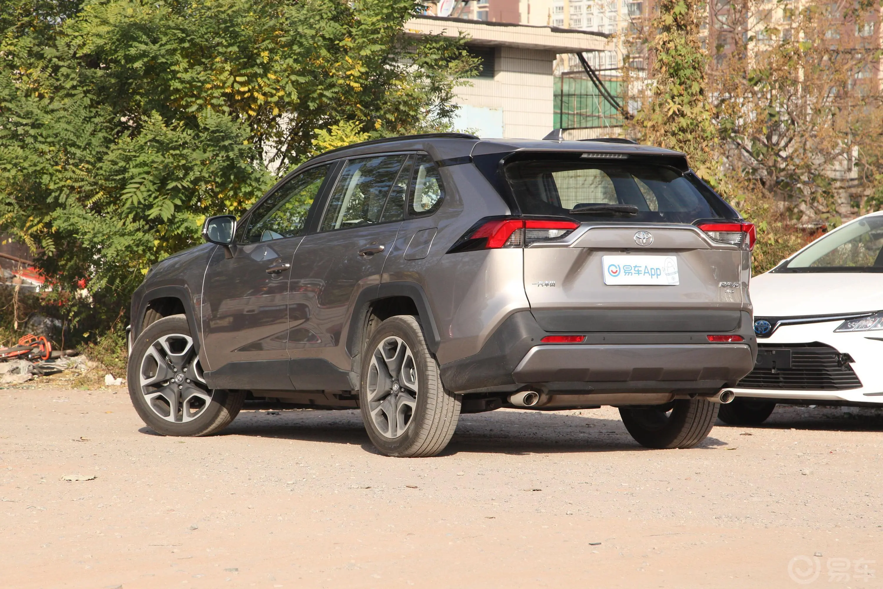 RAV4荣放2.0L CVT 四驱 尊贵版侧后45度车头向左水平