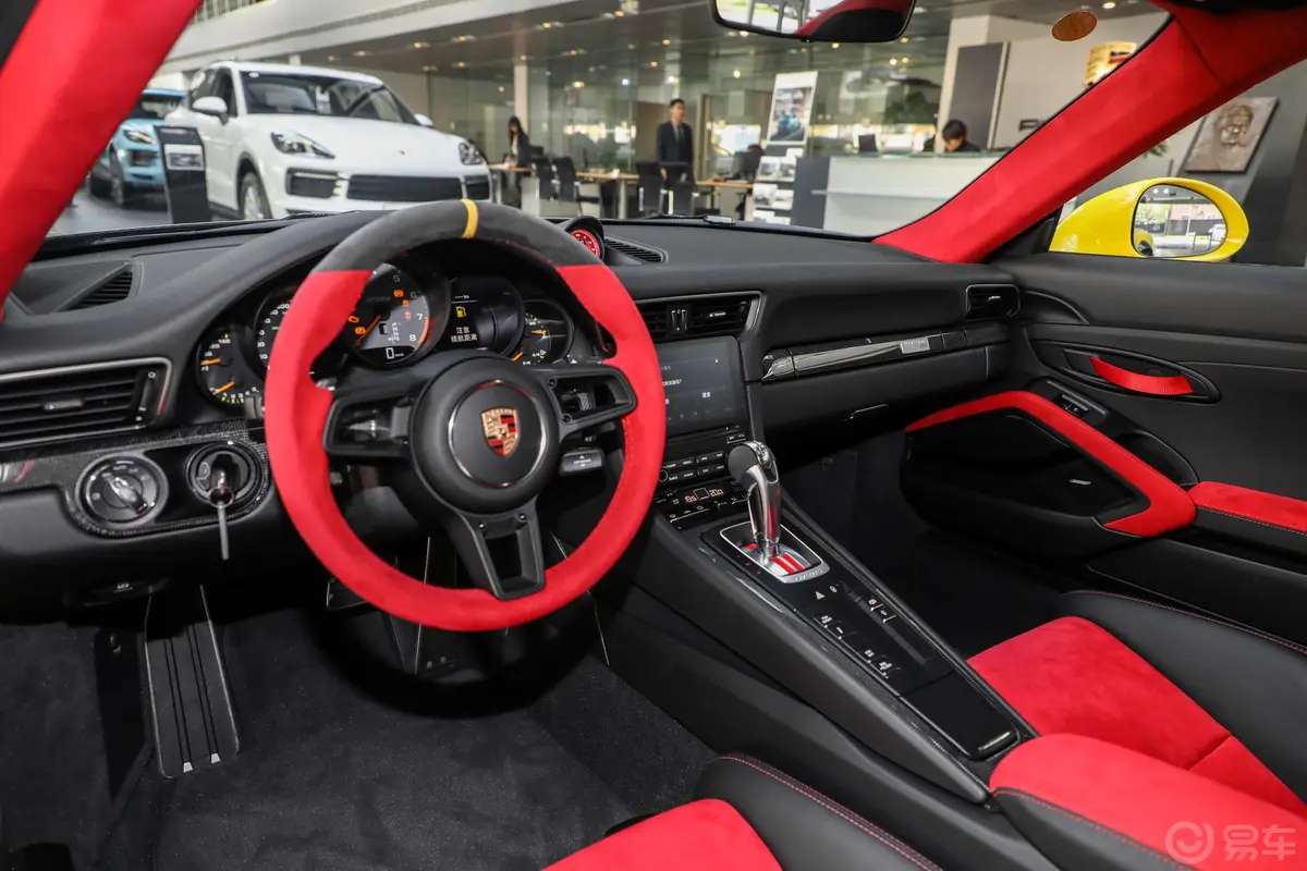 保时捷911GT2 RS 3.8T前排扶手箱储物格