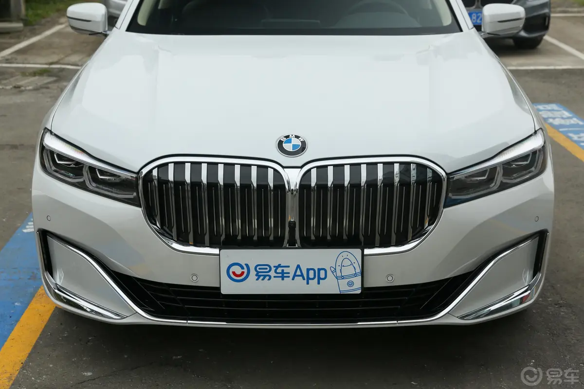 宝马7系740Li 领先型 豪华套装外观