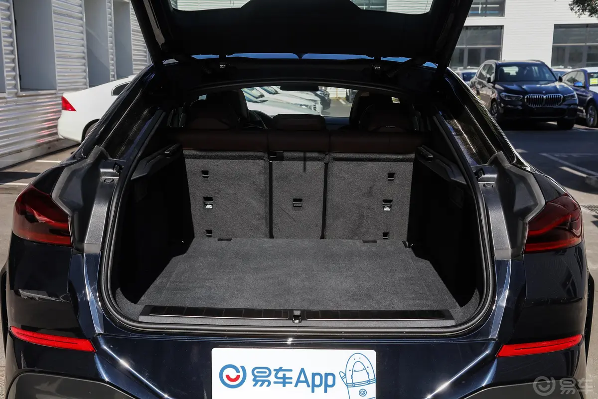 宝马X6xDrive40i 尊享型 M运动套装后备厢空间特写