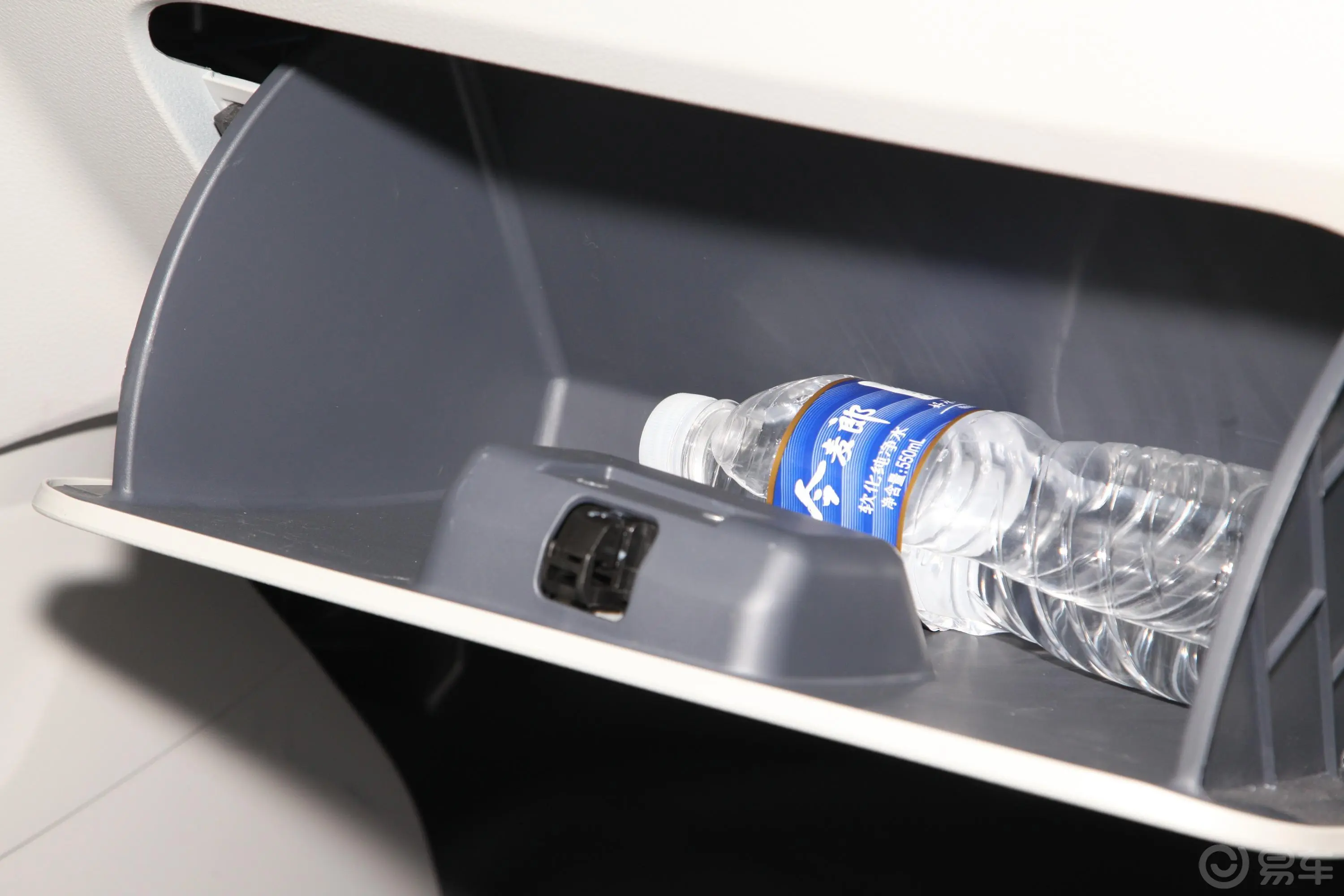 新海狮S客车 1.6L 手动 财富版 7座 国VI手套箱空间水瓶横置