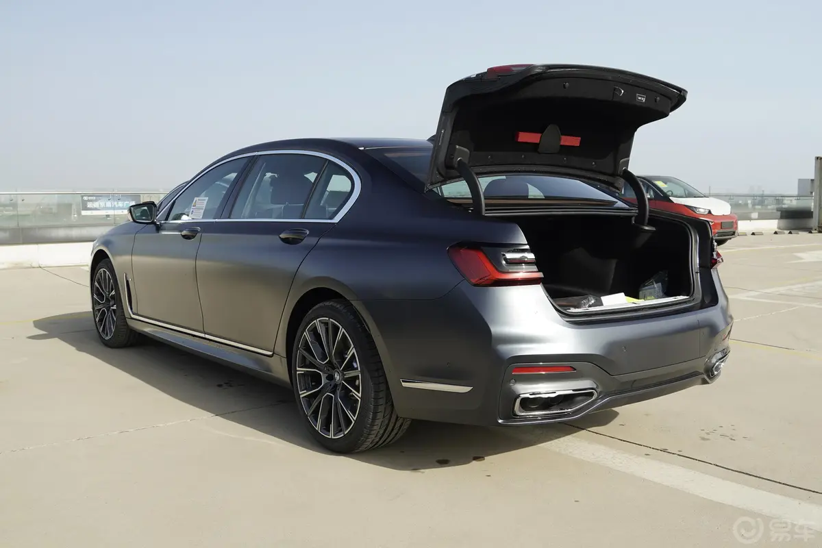 宝马7系750Li xDrive V8 M运动套装后备厢开启45度侧拍