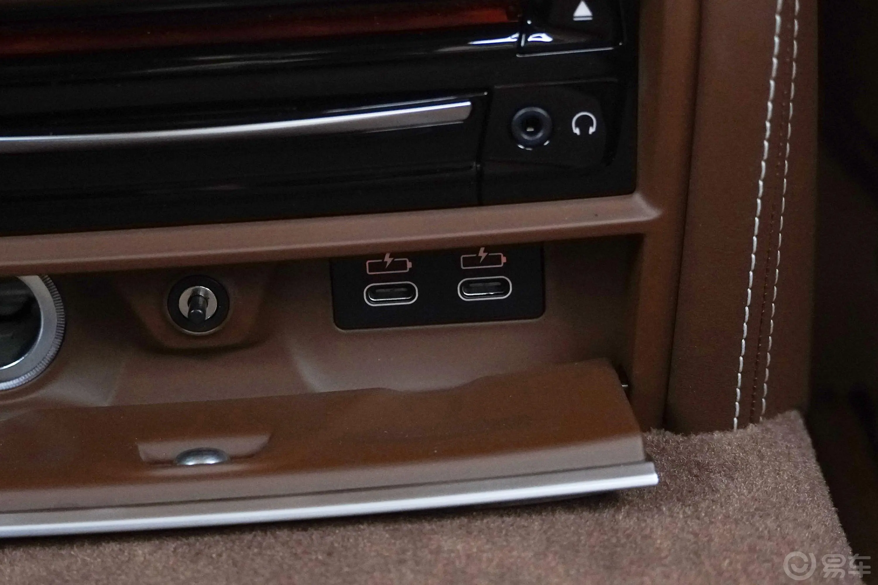 宝马7系750Li xDrive V8 M运动套装空间