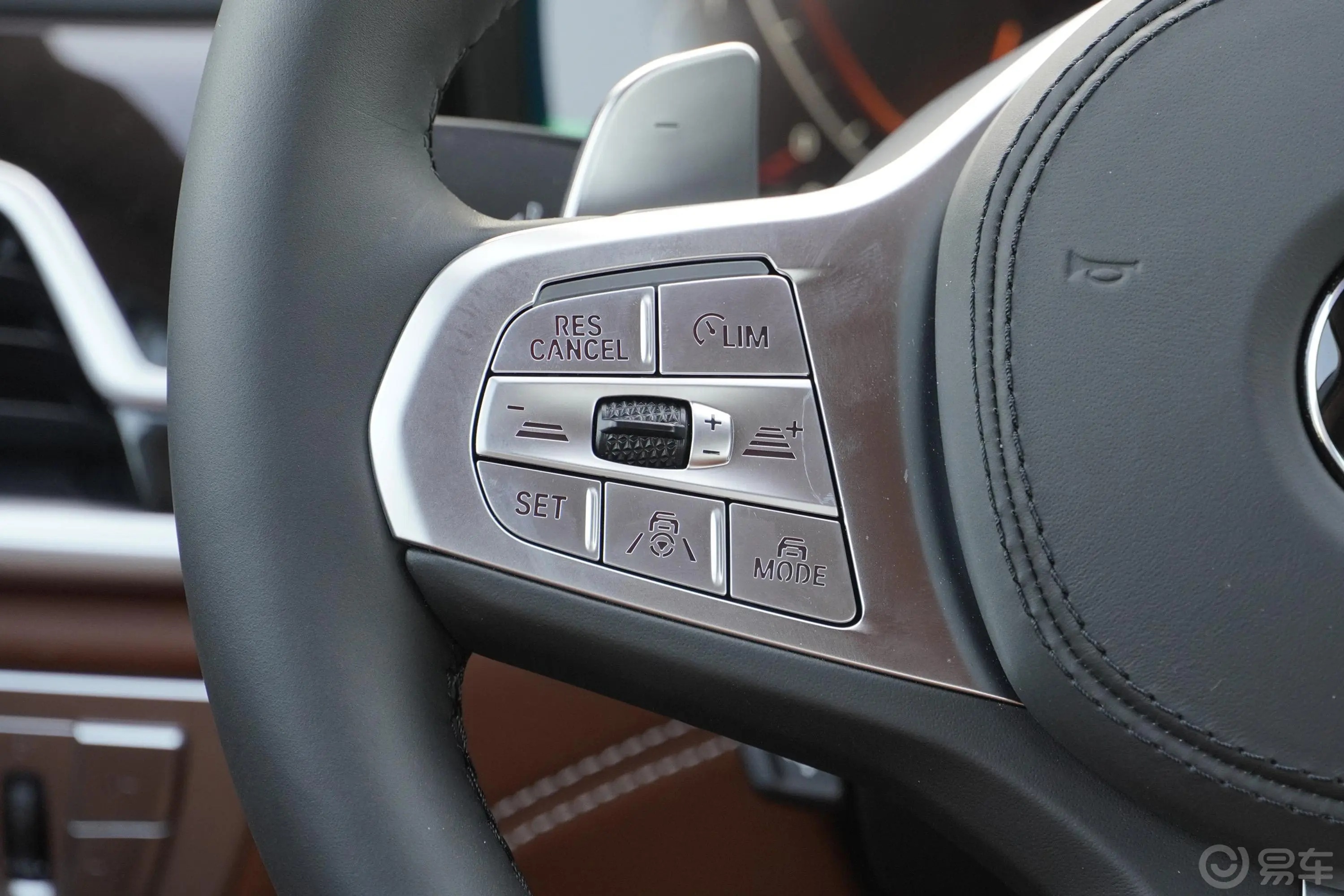 宝马7系750Li xDrive V8 M运动套装左侧方向盘功能按键