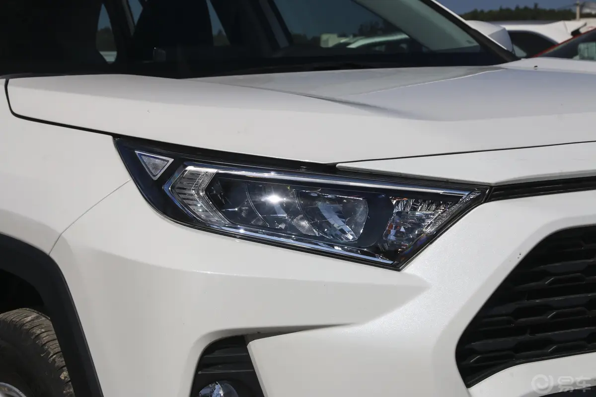 RAV4荣放2.0L CVT 两驱 都市版外观