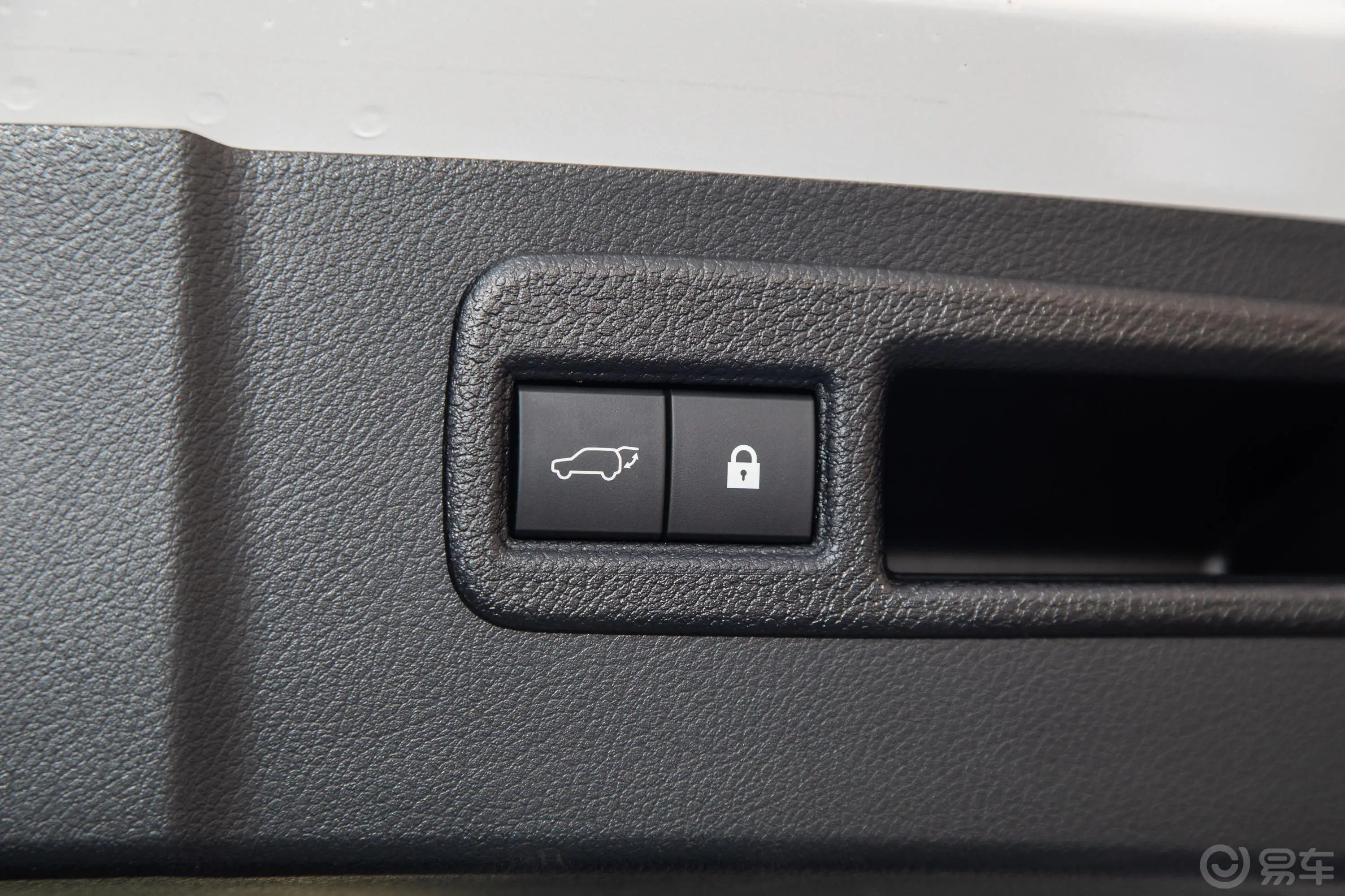 雷克萨斯NX300h 两驱 锋尚版 国VI电动尾门按键（手动扶手）