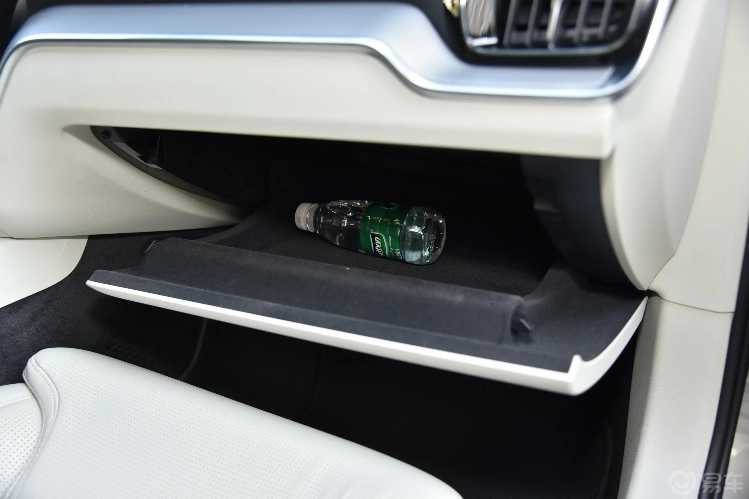 沃尔沃S60T4 智远豪华版手套箱空间水瓶横置