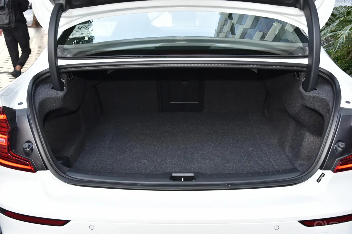 沃尔沃S60新能源T8 四驱 智逸豪华版后备厢空间特写