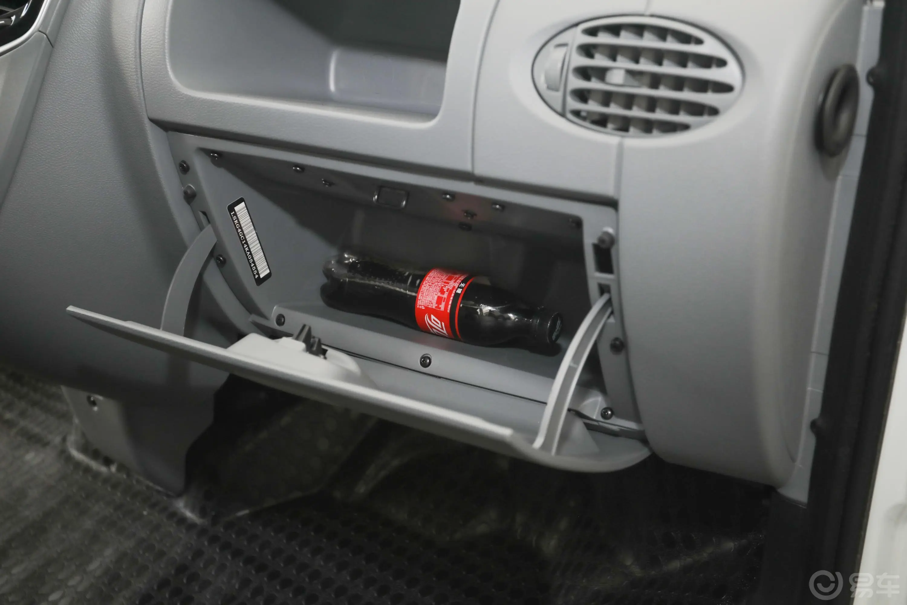 新途V802.5T AMT 傲运通版 短轴中顶 5-6座手套箱空间水瓶横置