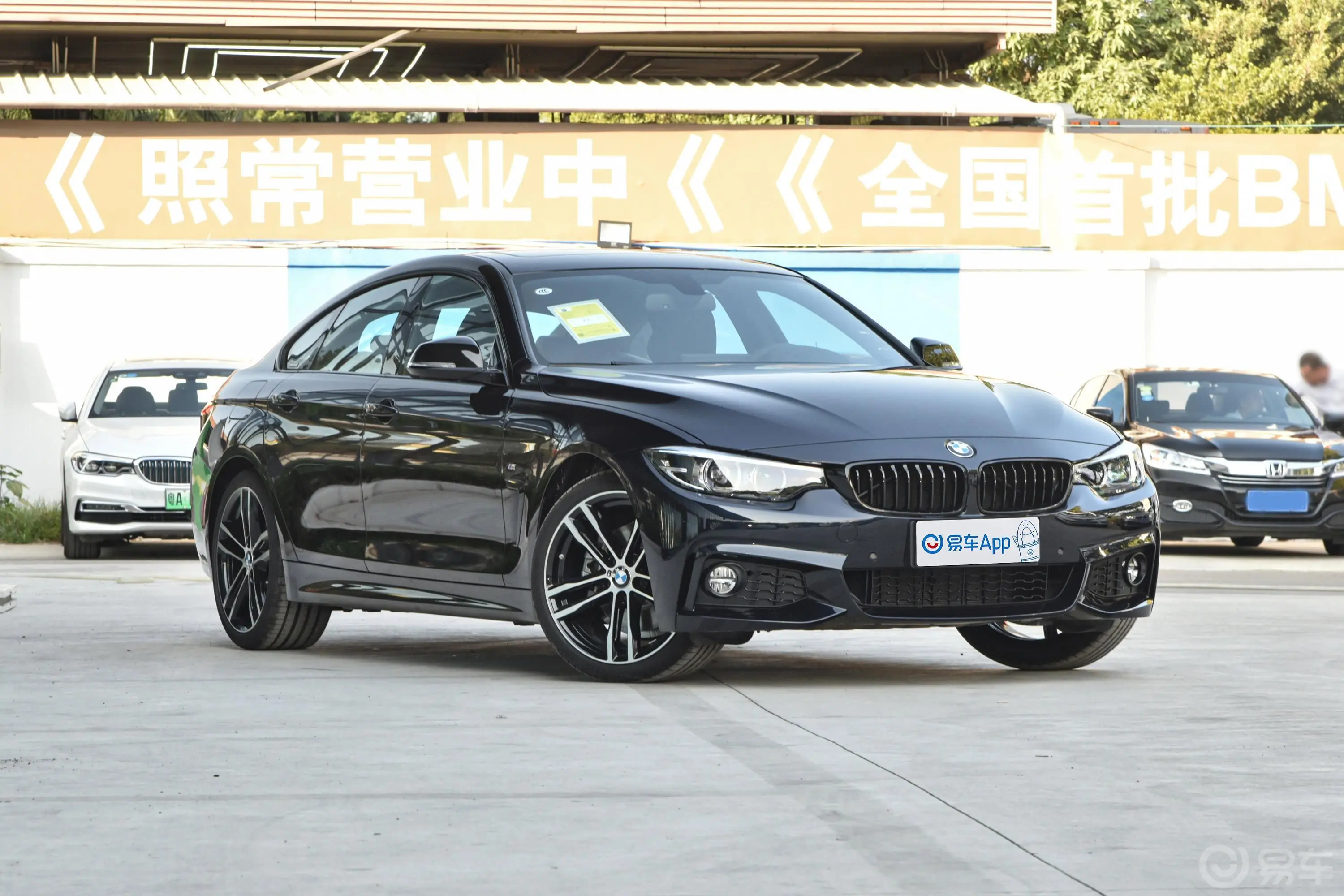 宝马4系四门轿跑车 430i M运动曜夜版外观