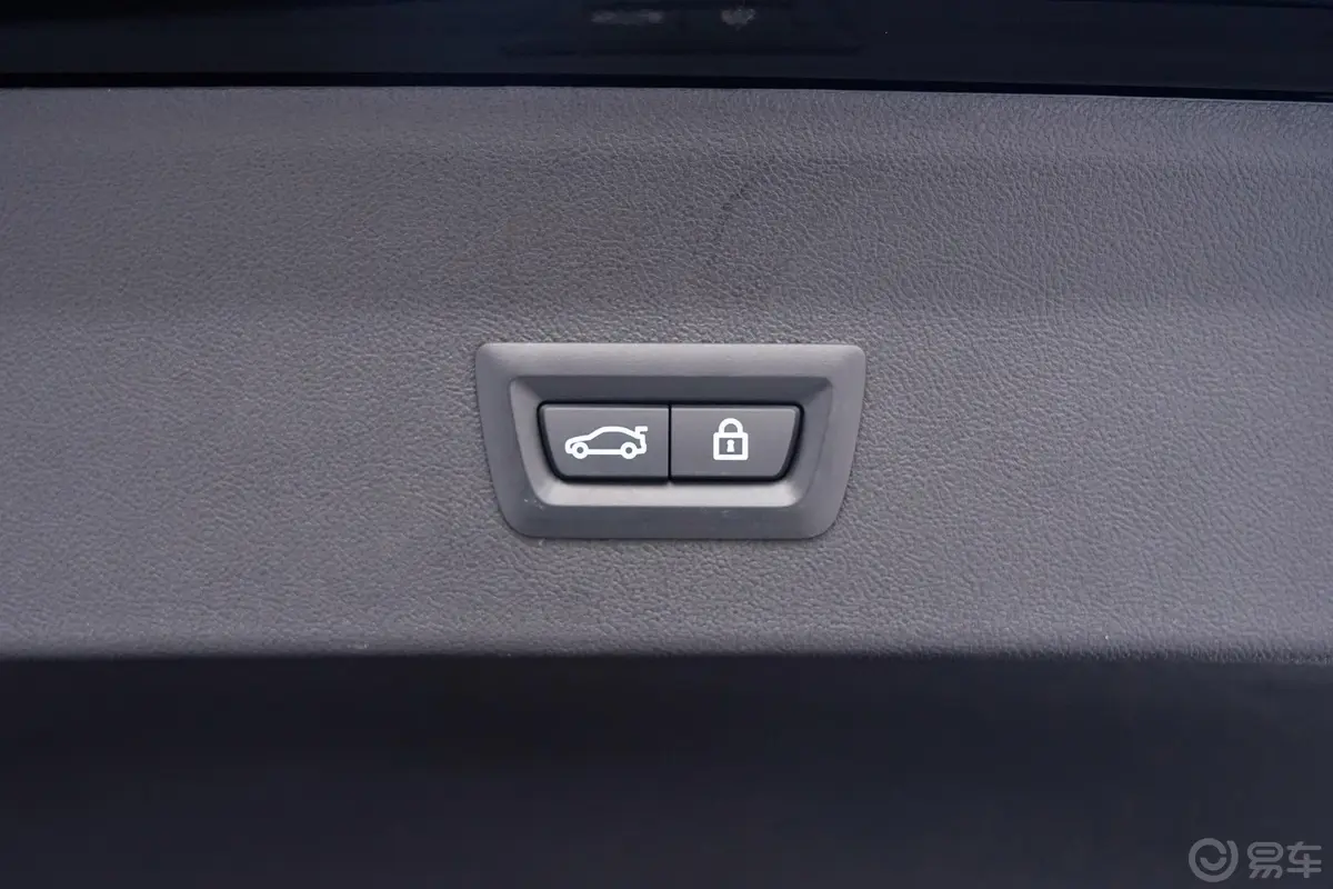 宝马X4xDrive25i 黑骑士限量版电动尾门按键（手动扶手）