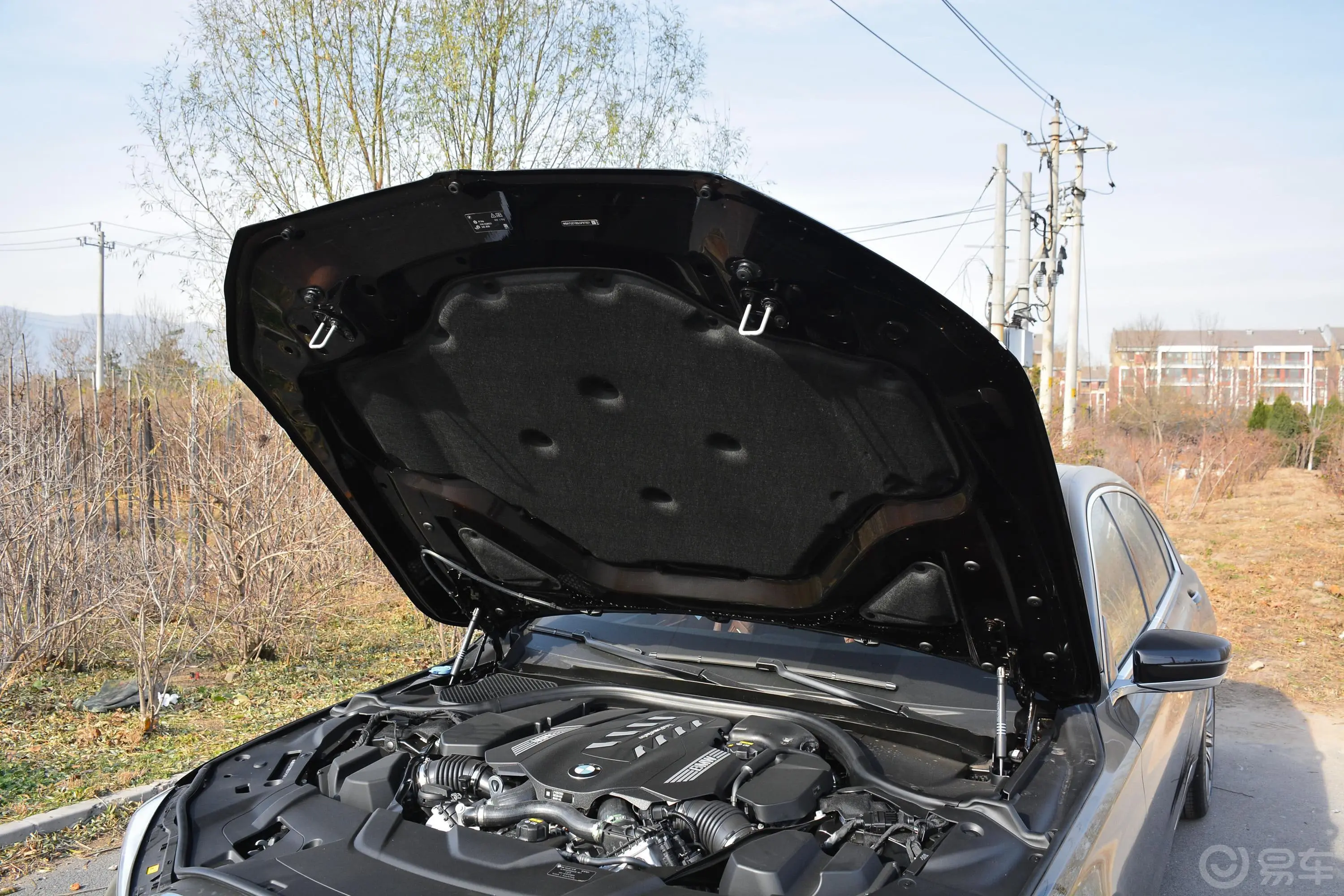 宝马7系750Li xDrive V8 豪华套装发动机舱盖内侧