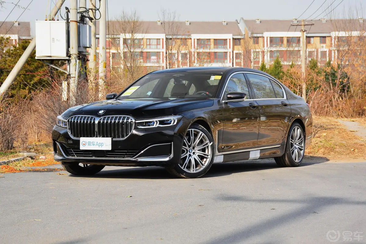 宝马7系750Li xDrive V8 豪华套装侧前45度车头向左水平