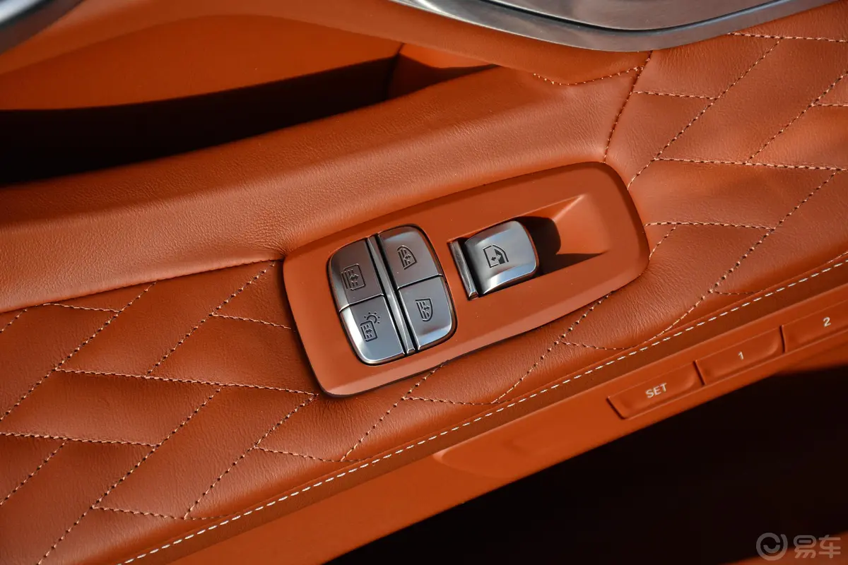 宝马7系750Li xDrive V8 豪华套装后车窗调节