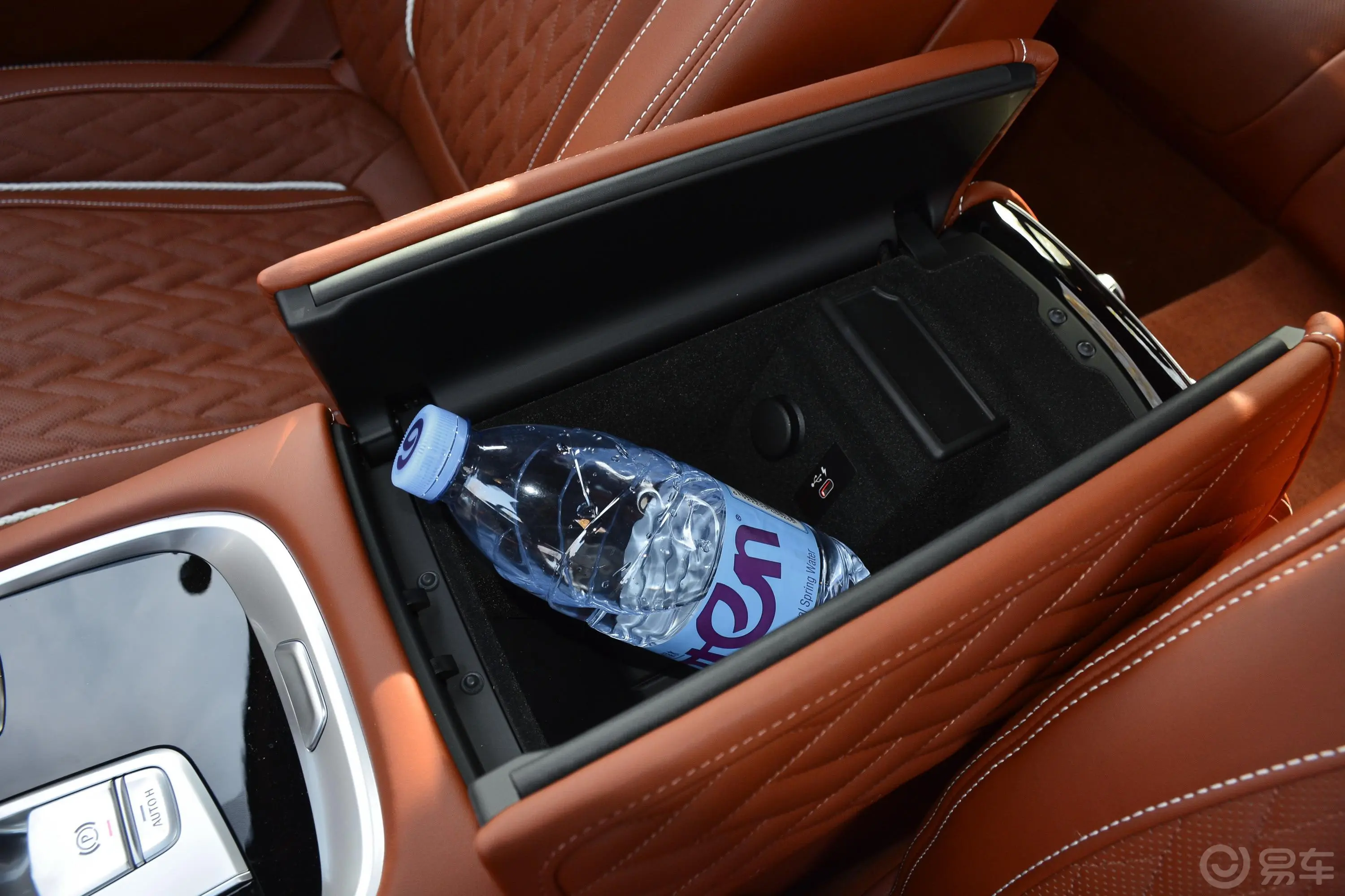 宝马7系750Li xDrive V8 豪华套装前排扶手箱储物格