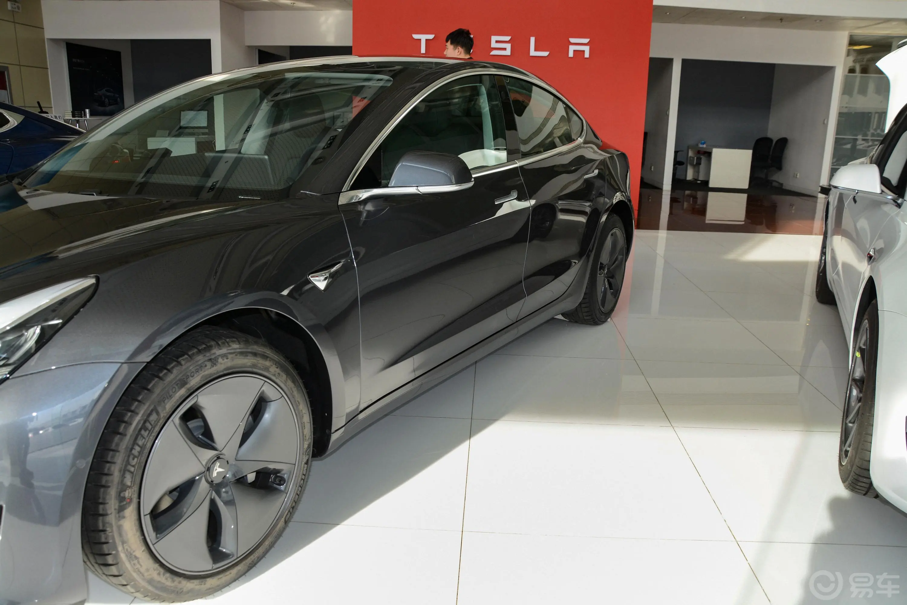 Model 3标准续航后轮驱动升级版外观