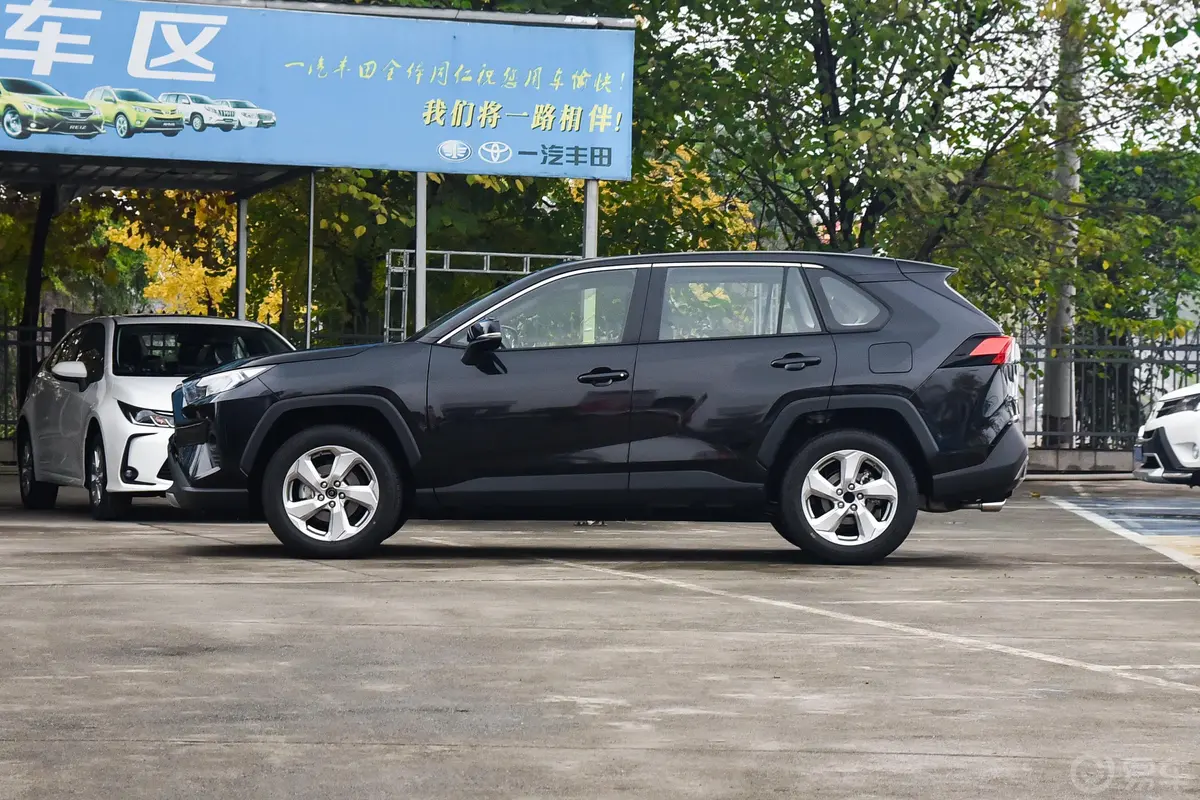 RAV4荣放2.0L CVT 两驱 风尚版正侧车头向左水平