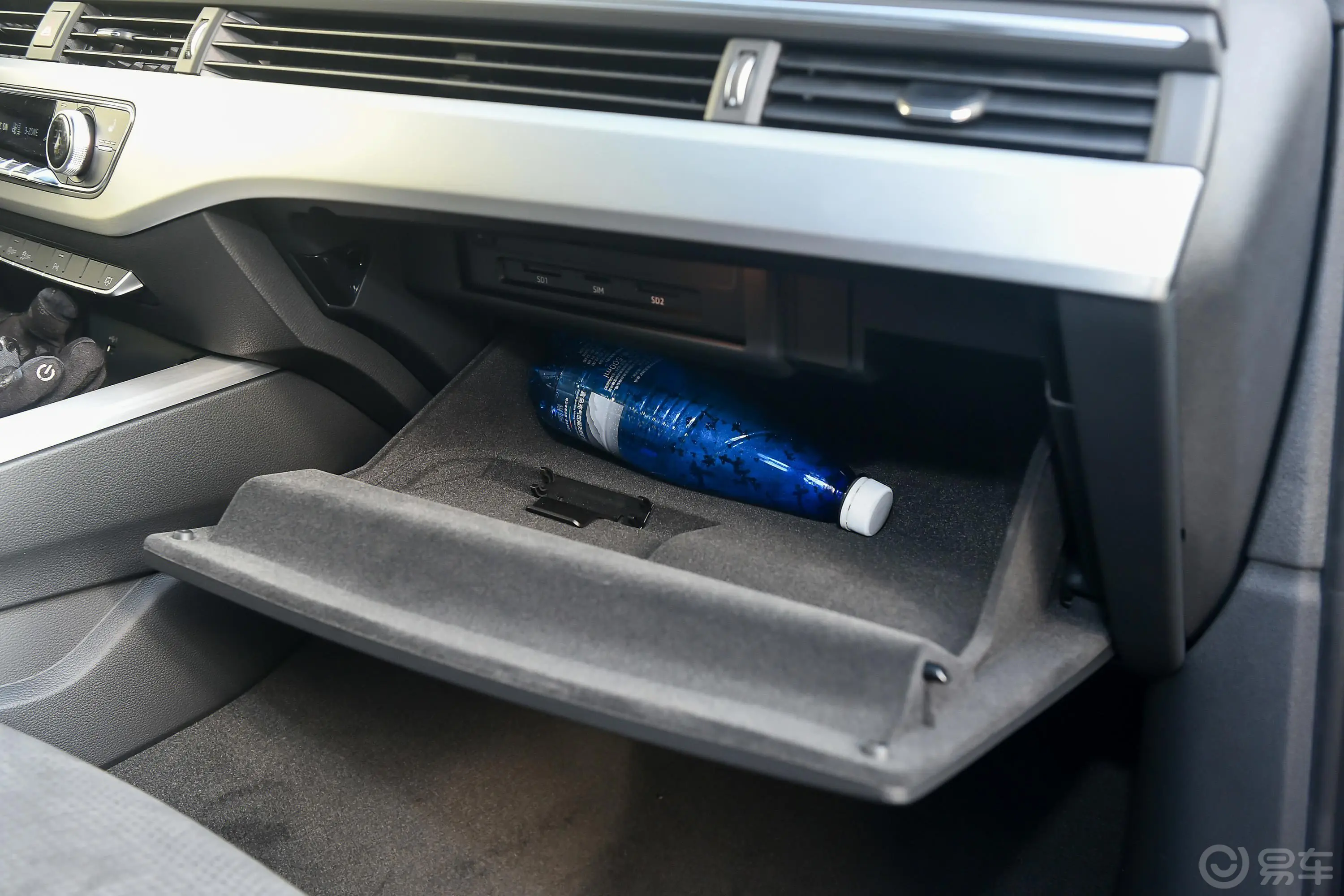 奥迪A4(进口)Avant 先锋派 40TFSI 豪华动感型手套箱空间水瓶横置