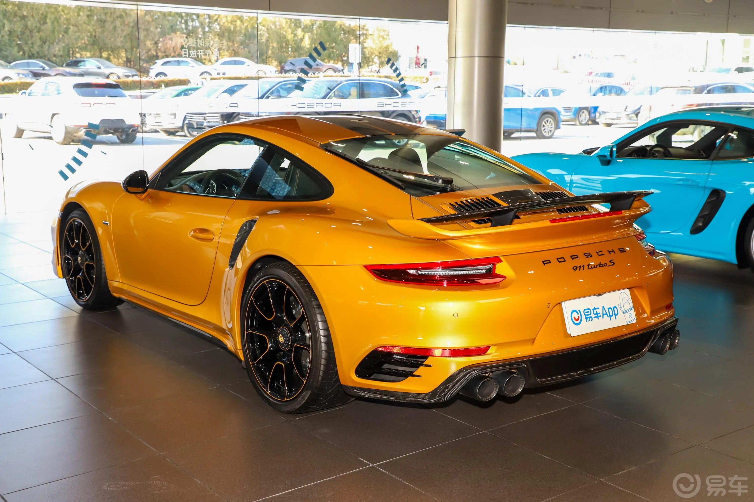 保时捷911Turbo S 3.8T侧后45度车头向左水平