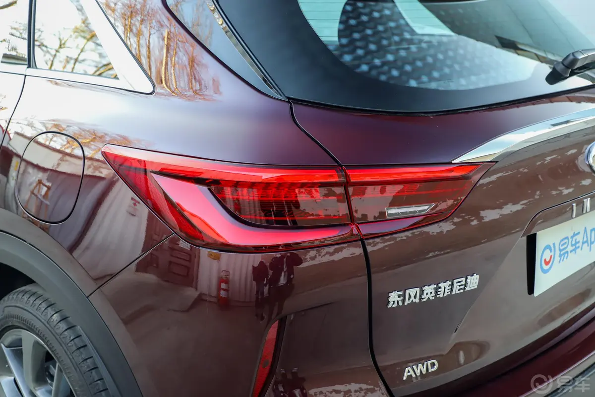 英菲尼迪QX502.0T 四驱 30周年限量版尾灯侧45度俯拍