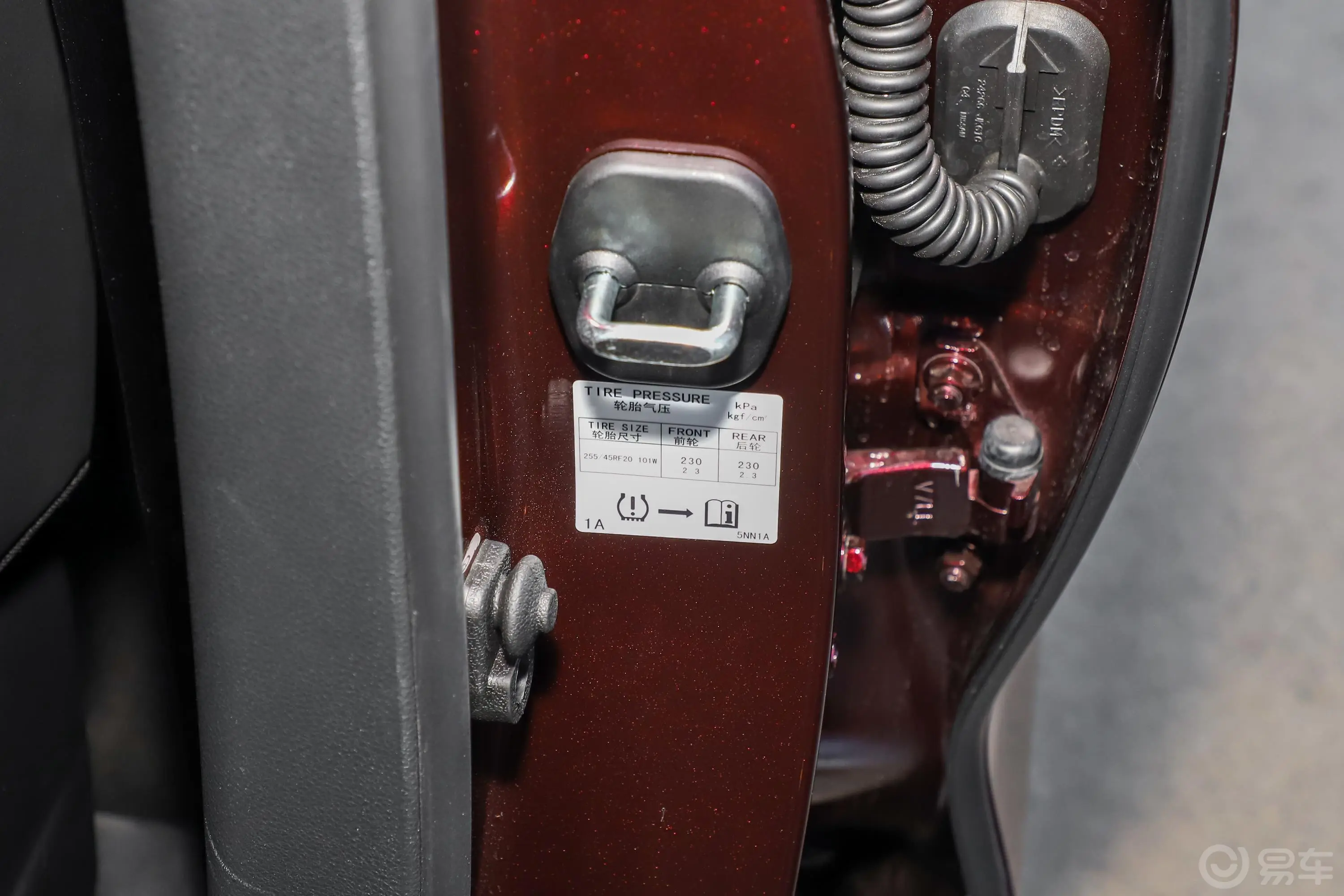 英菲尼迪QX502.0T 四驱 30周年限量版胎压信息铭牌