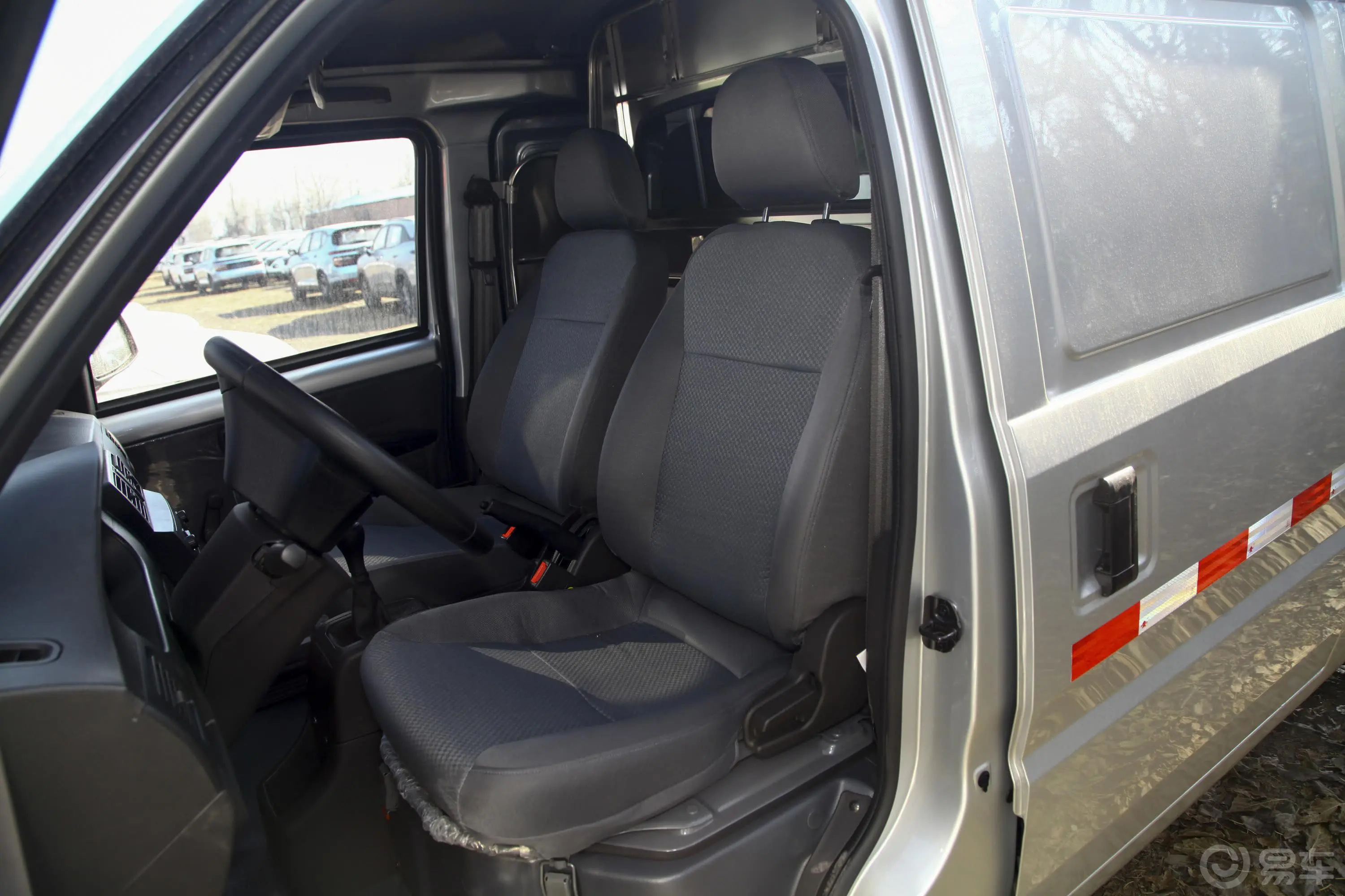 五菱荣光1.5L 手动 基本型加长厢式运输车 2座  国V驾驶员座椅