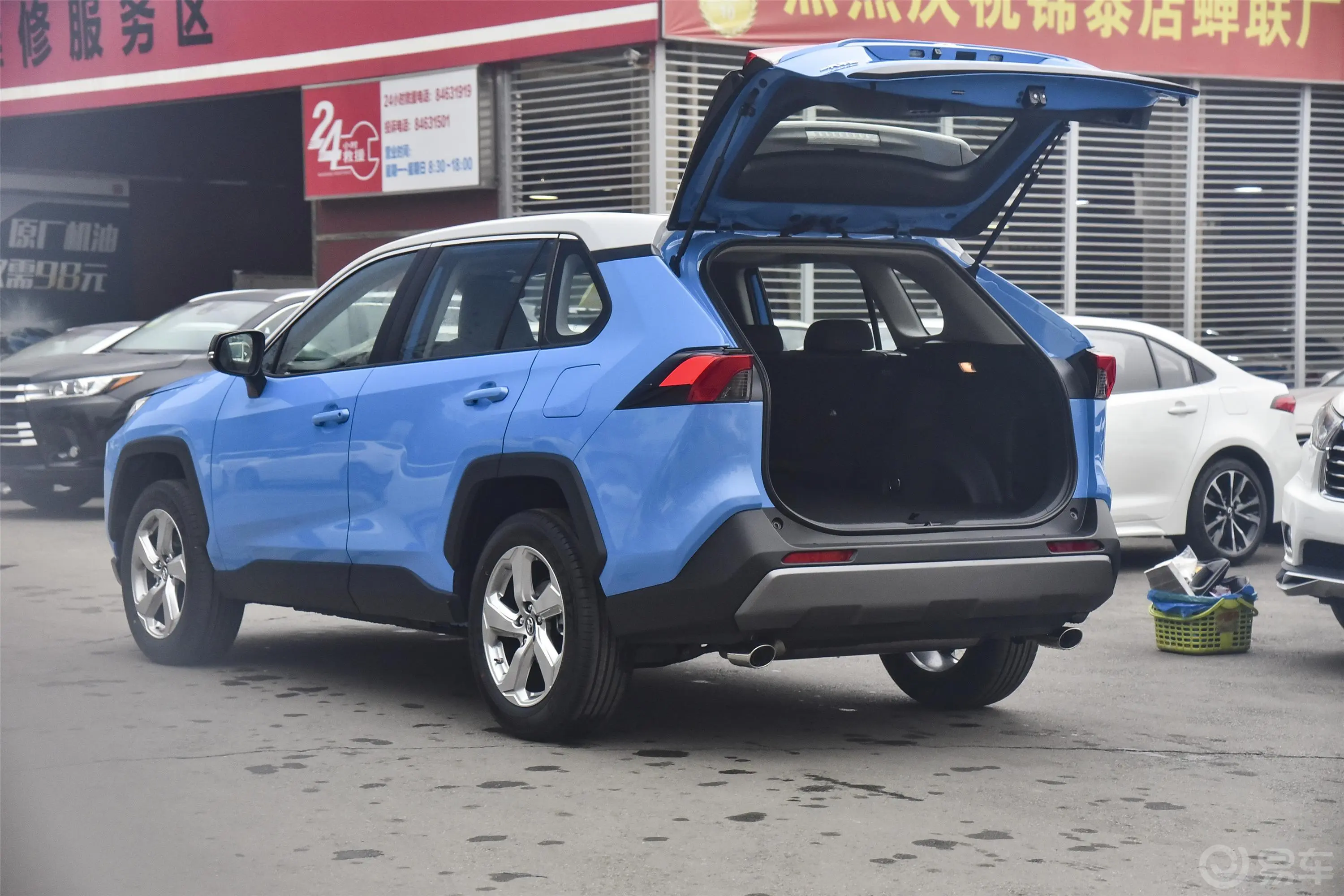 RAV4荣放2.0L CVT 四驱 风尚版空间