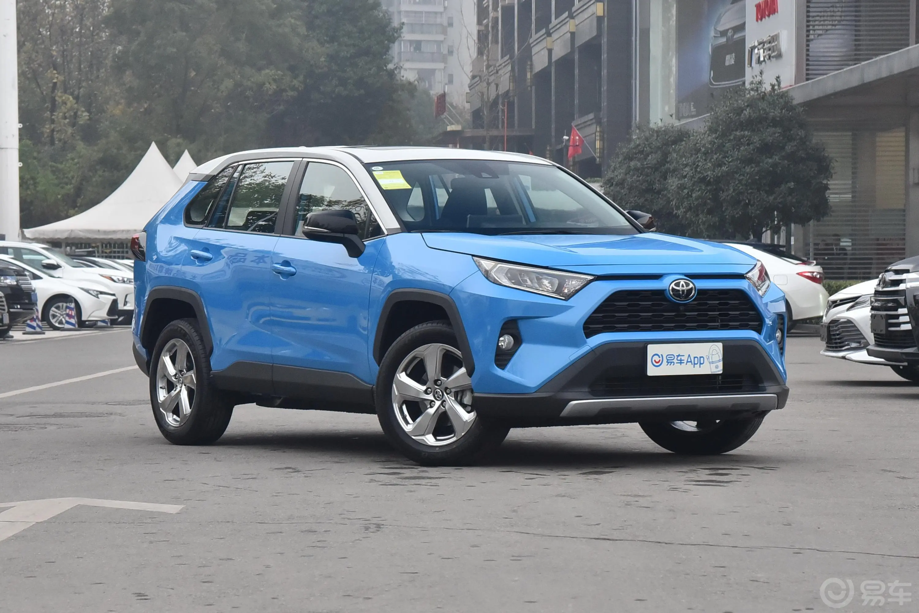 RAV4荣放2.0L CVT 四驱 风尚版外观