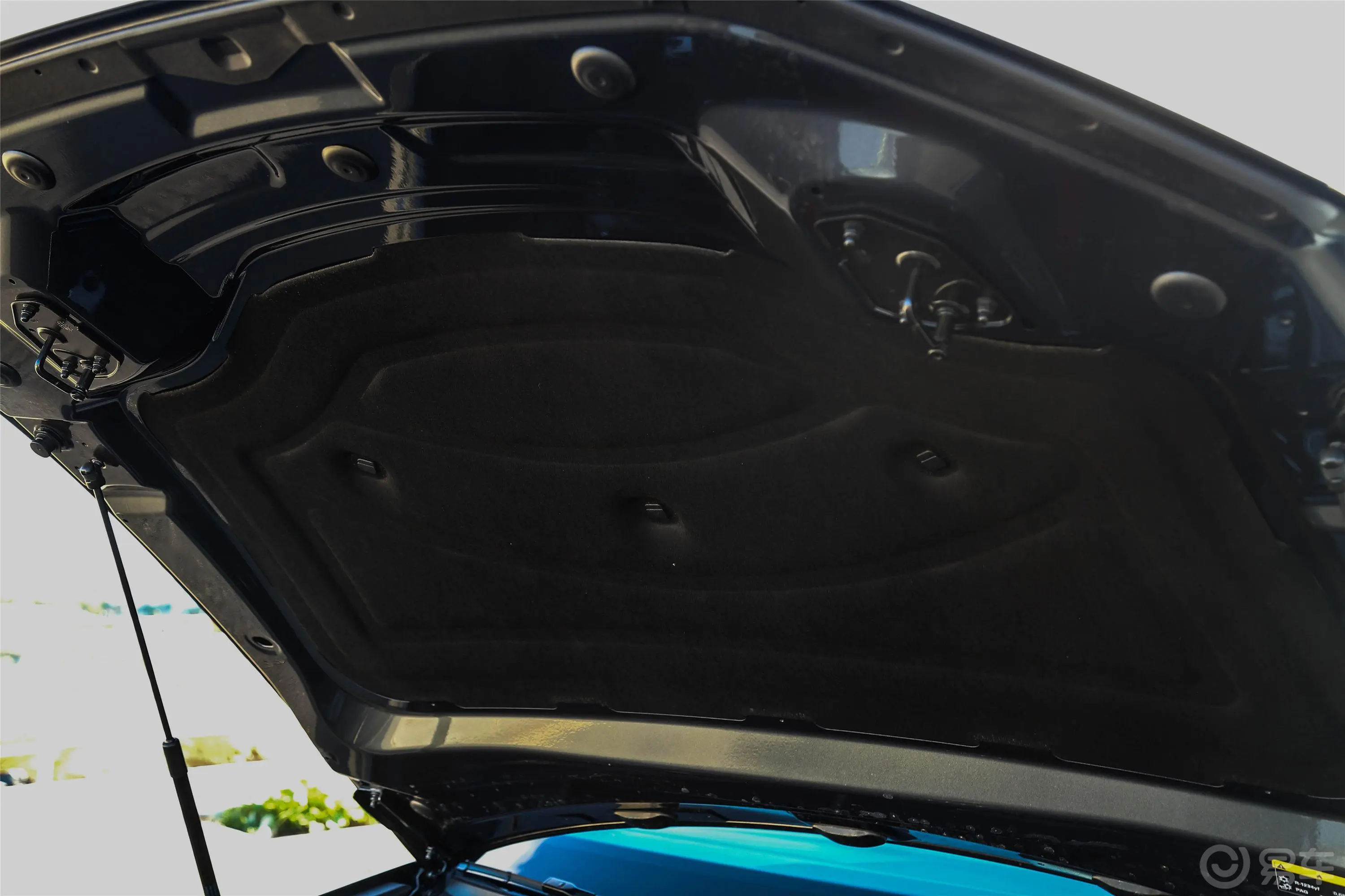 奥迪RS Q8RS Q8 4.0T 尊享版发动机舱盖内侧