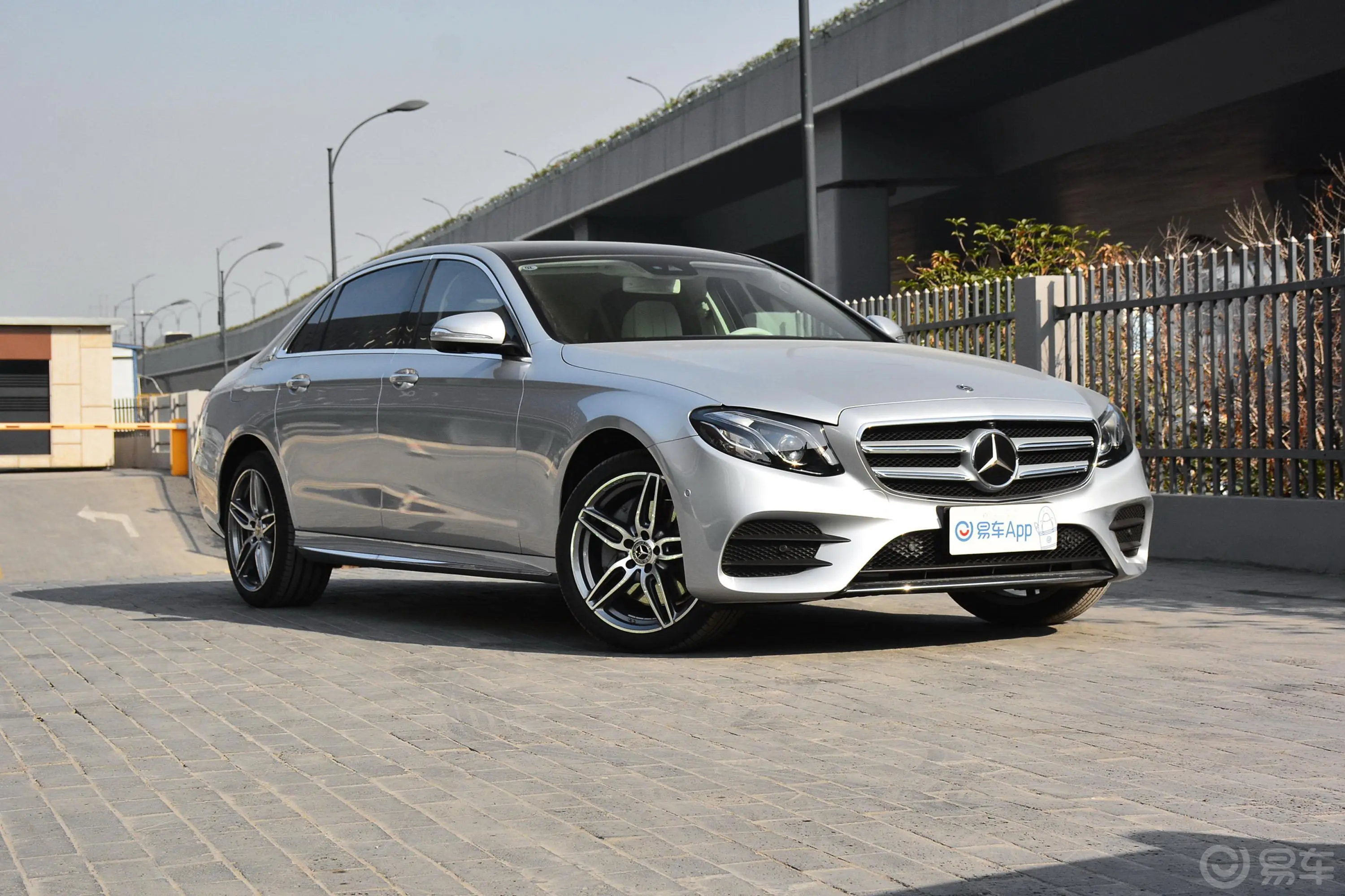 奔驰E级E 350 L 4MATIC 运动轿车油箱盖