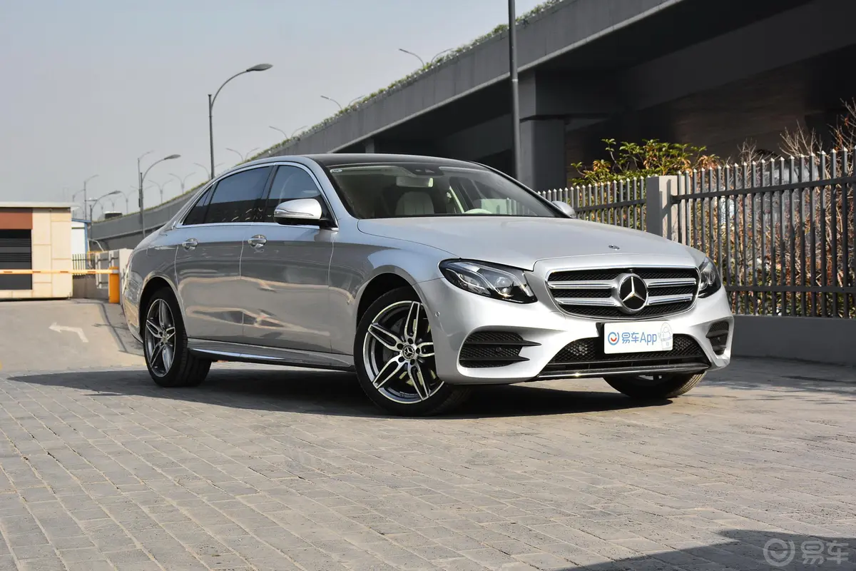 奔驰E级E 350 L 4MATIC 运动轿车侧前45度车头向右水平