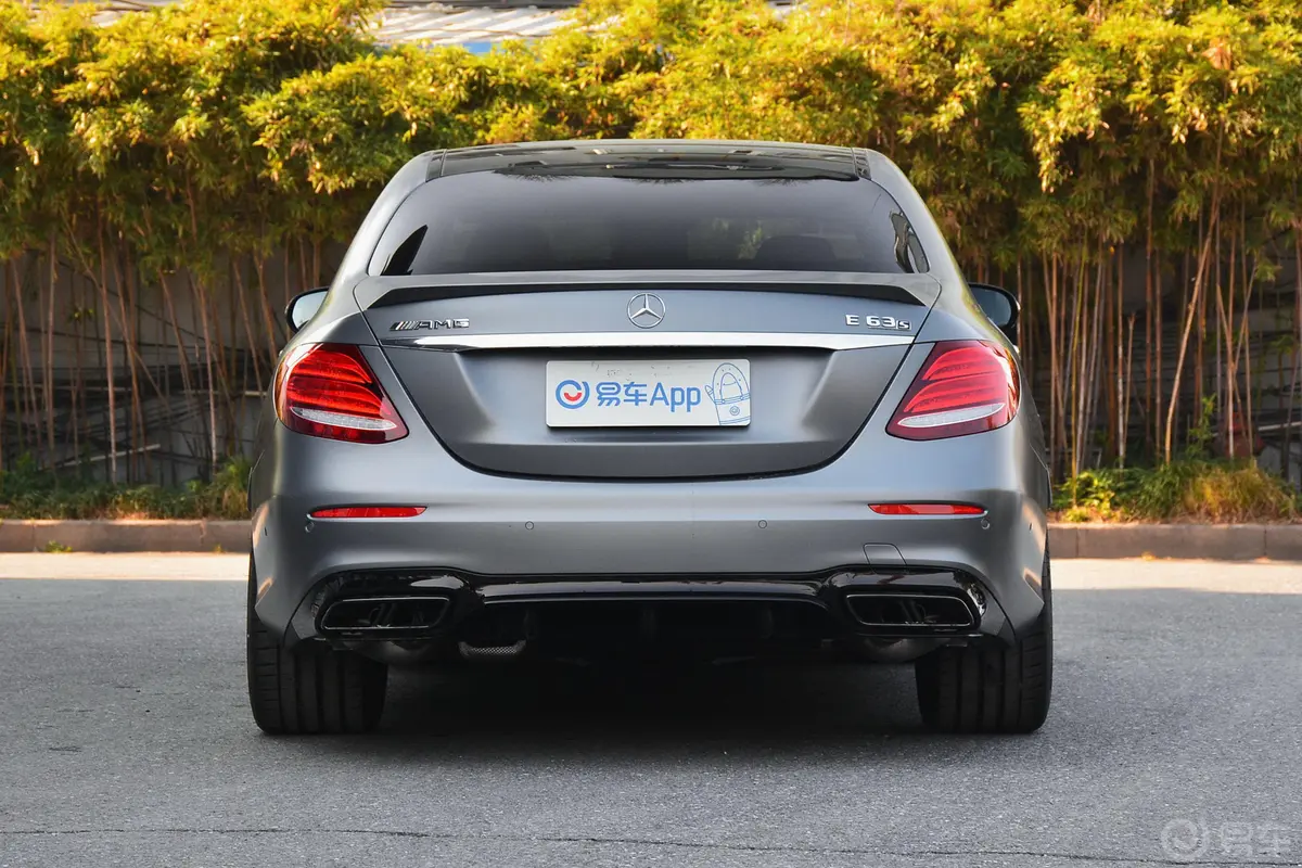 奔驰E级 AMGE 63 S 4MATIC+正后水平