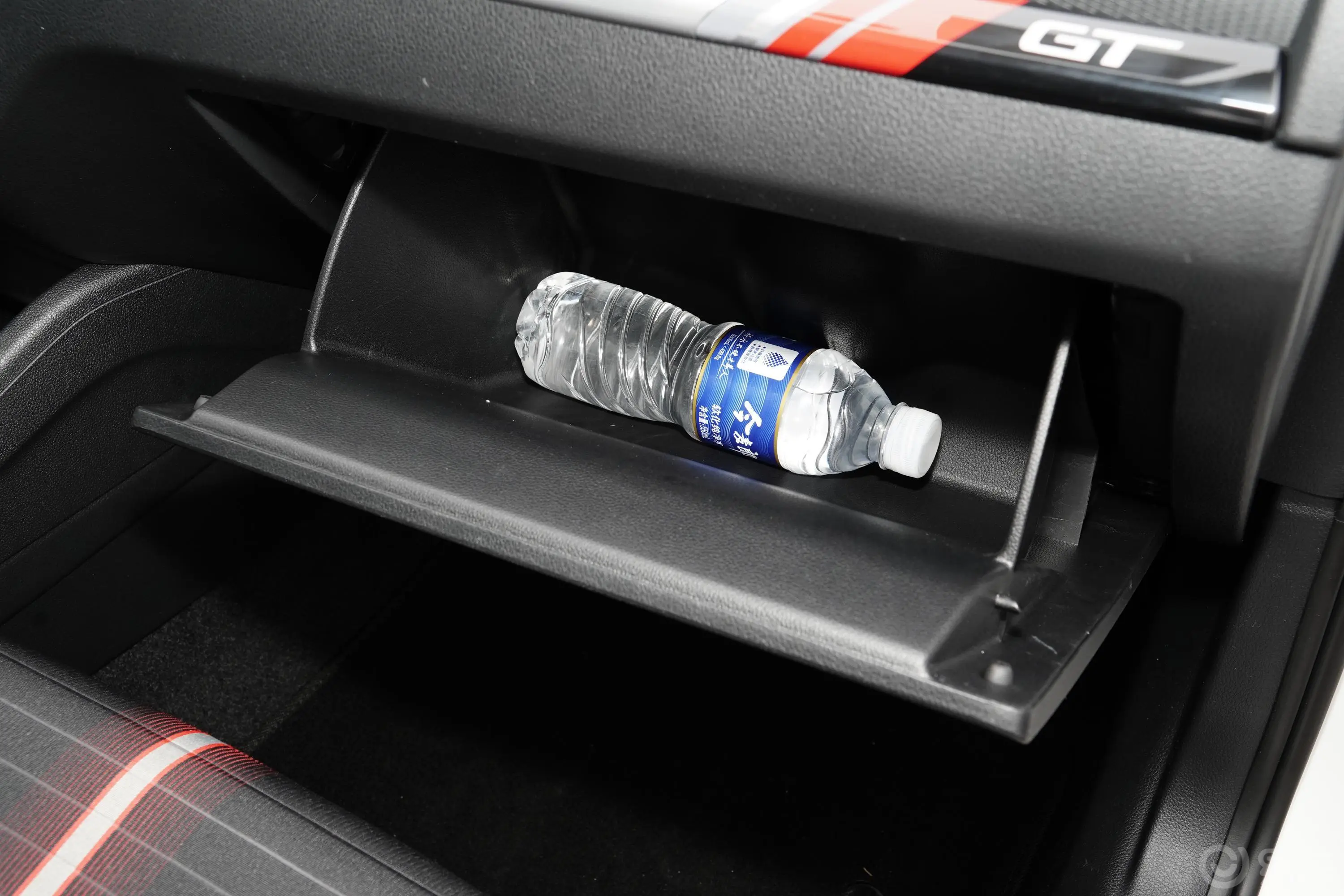 柯米克GT 1.5L 手自一体 舒适版手套箱空间水瓶横置
