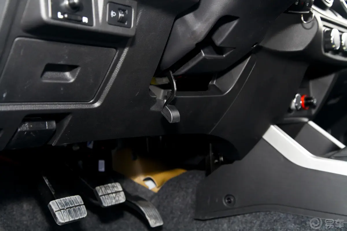 锐骐标箱 2.4L 手动 四驱 标准版 汽油 国V方向盘调节