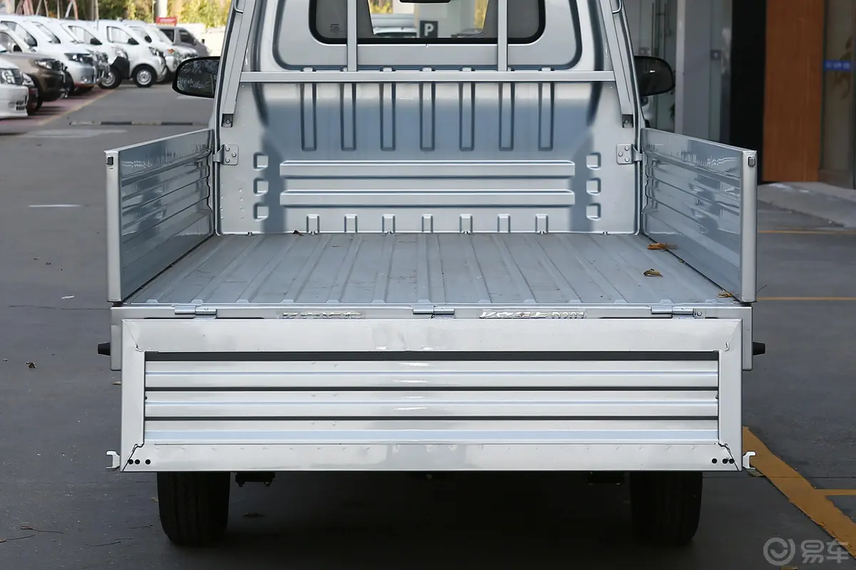 长安星卡1.5L 单排 货车基本型 国VI后备厢空间特写
