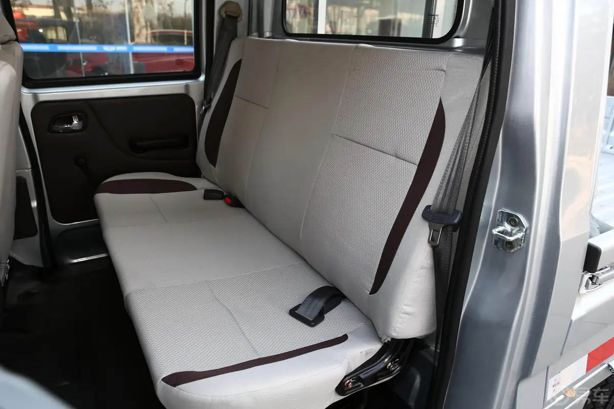 长安星卡1.5L 双排 货车基本型 国VI后排座椅