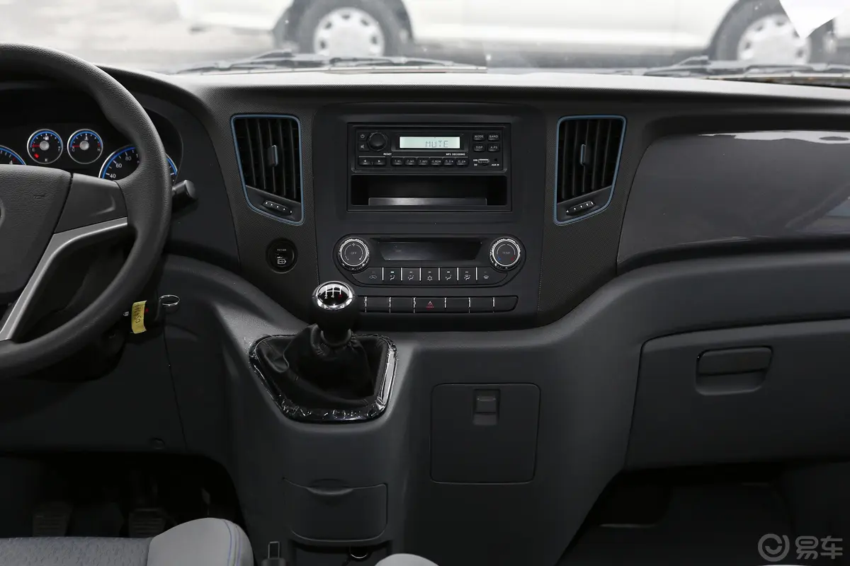 图雅诺2.5L 手动 两驱 短轴 平顶明窗版 5座 柴油中控台整体
