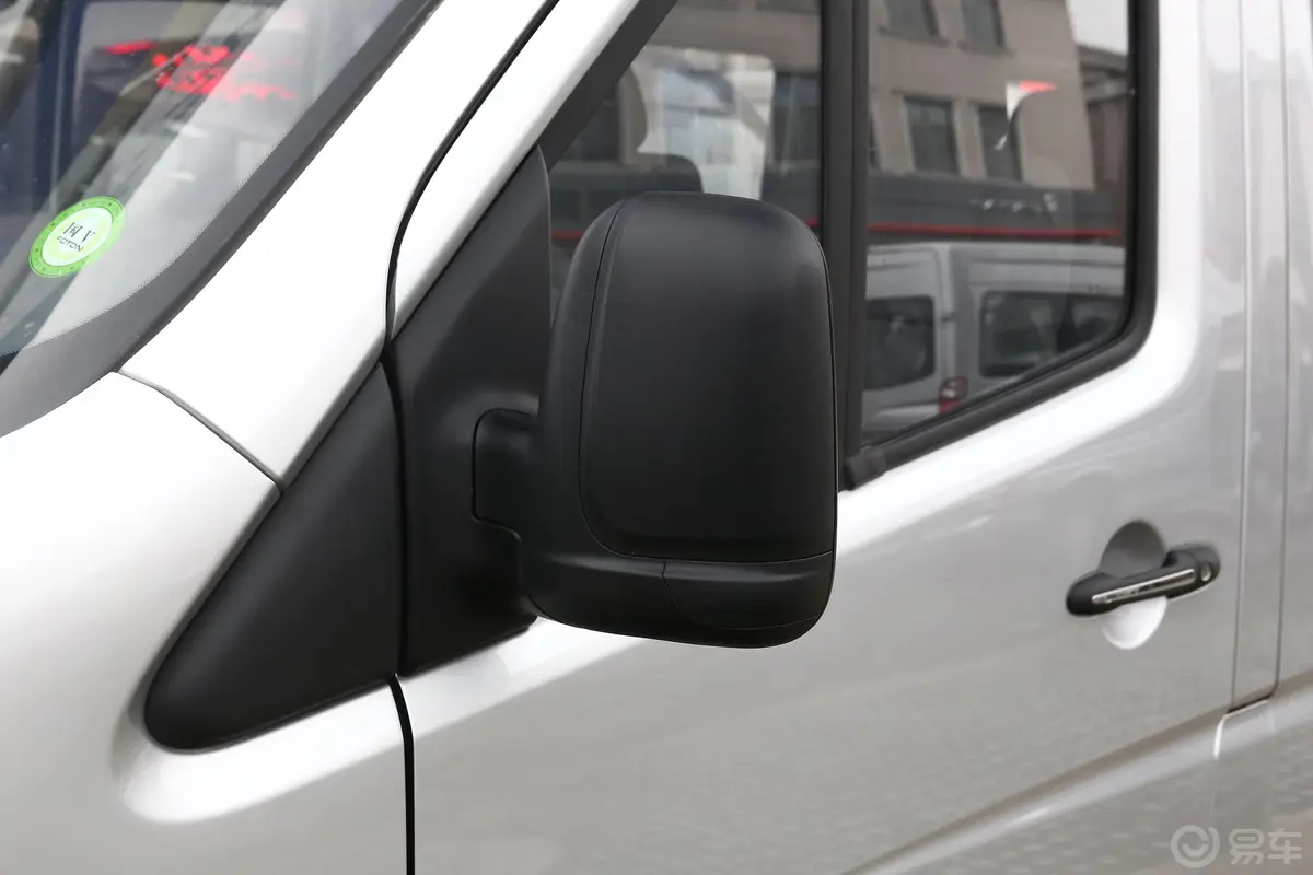 图雅诺2.5L 手动 两驱 短轴 平顶明窗版 5座 柴油主驾驶后视镜背面