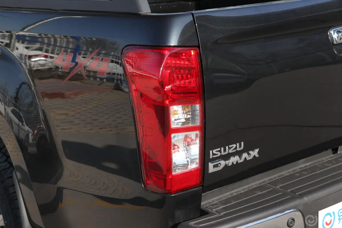 D-MAX1.9T 手自一体 四驱 旗舰型 国VI尾灯侧45度俯拍