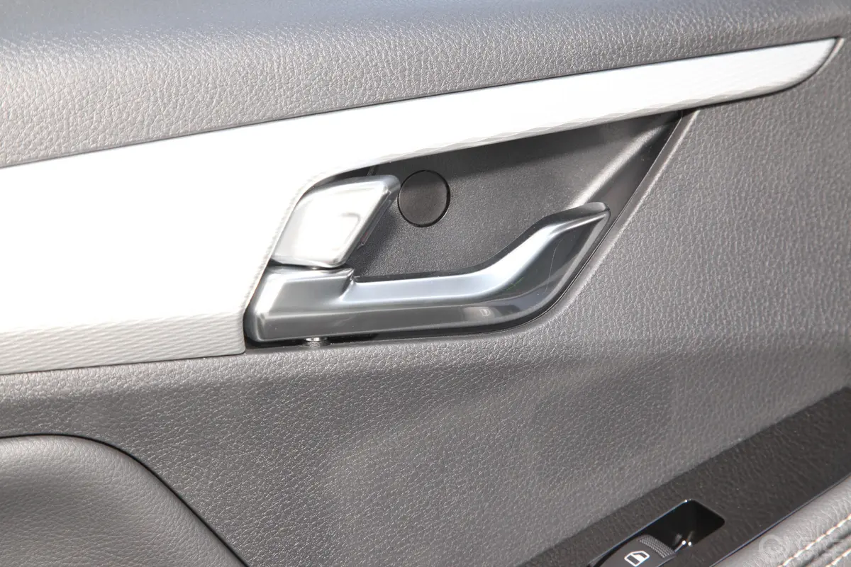 瑞迈S标轴版 2.5T 手动 四驱 领航版 柴油 国VI后排功能