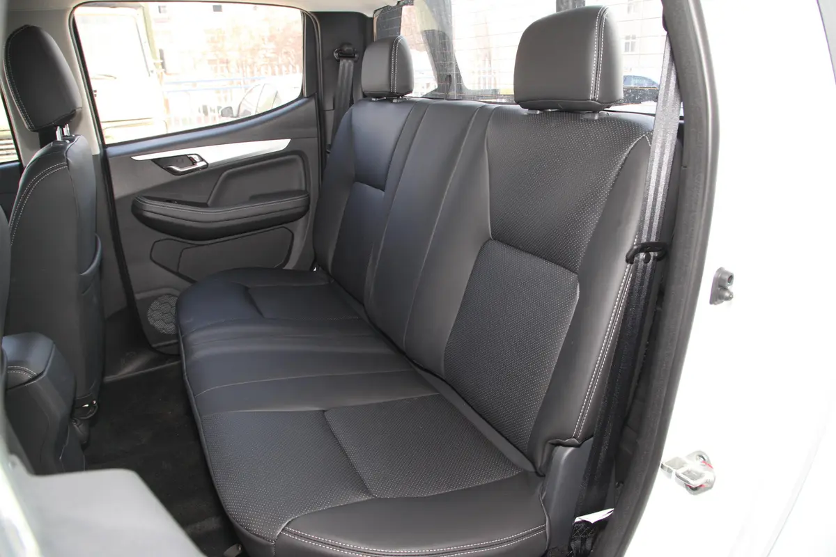 瑞迈S标轴版 2.5T 手动 四驱 领航版 柴油 国VI后排座椅