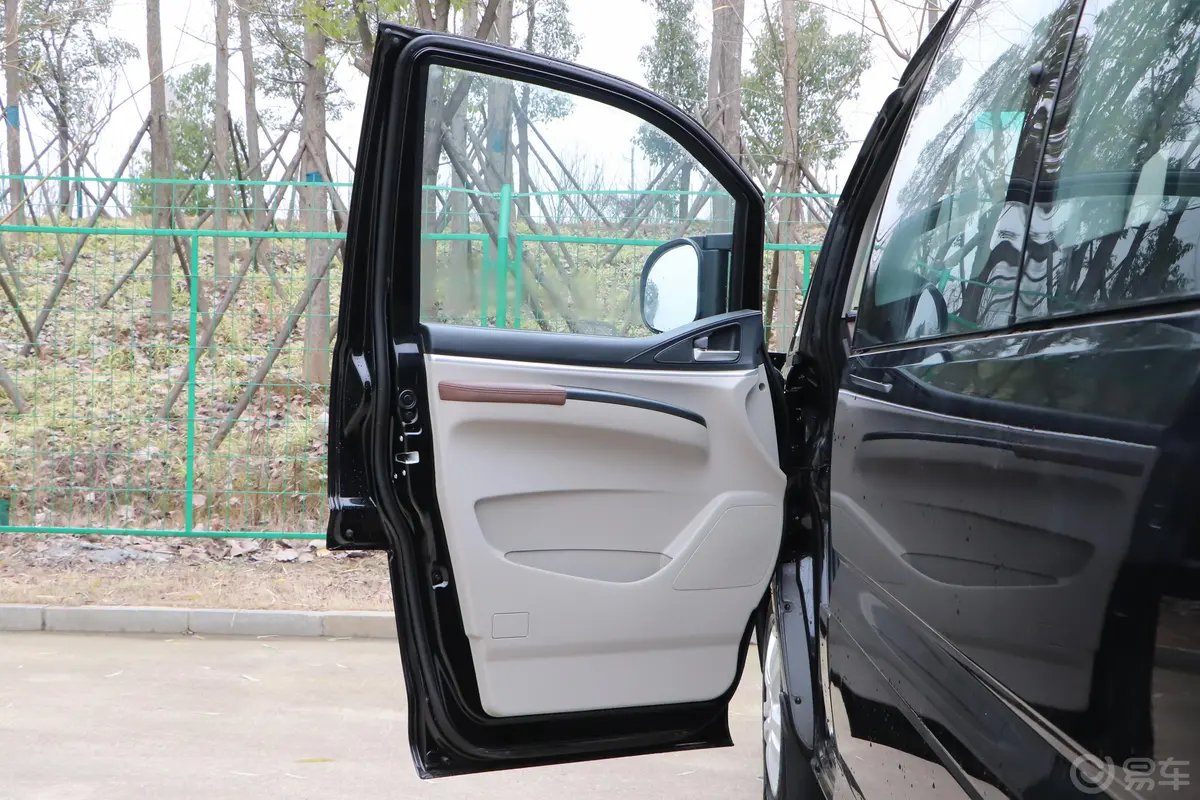 菱智M5L 2.0L 手动 舒适版 9座 国V驾驶员侧前车门