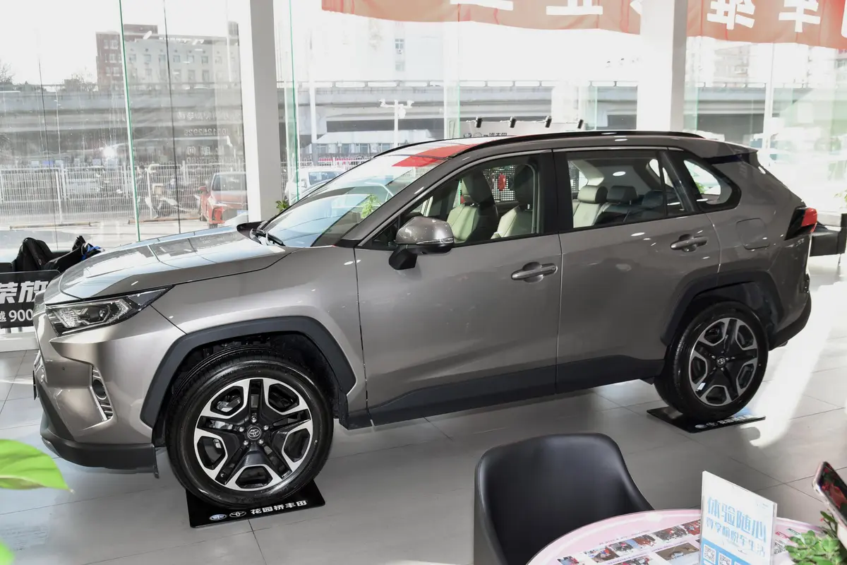 RAV4荣放2.0L CVT 四驱 尊贵版正侧车头向左水平