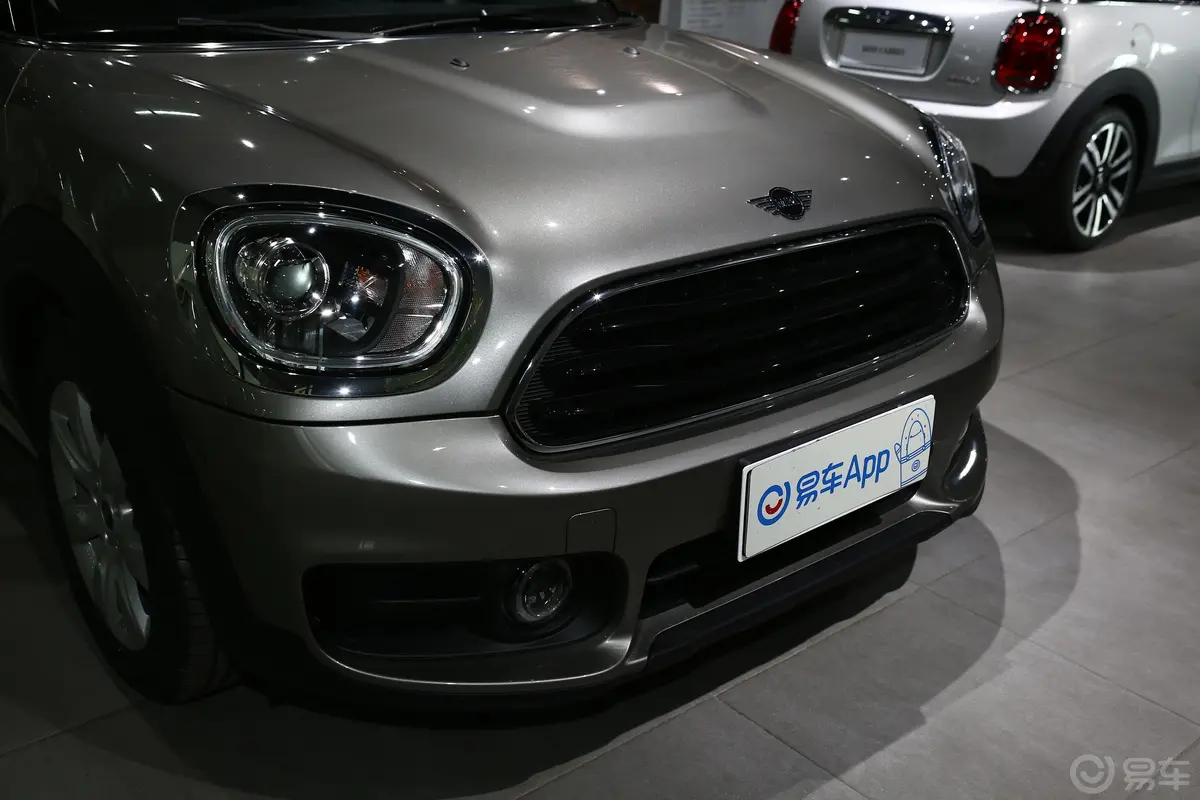 MINI COUNTRYMAN1.5T COOPER ALL4 经典派周末旅行版前格栅侧俯拍