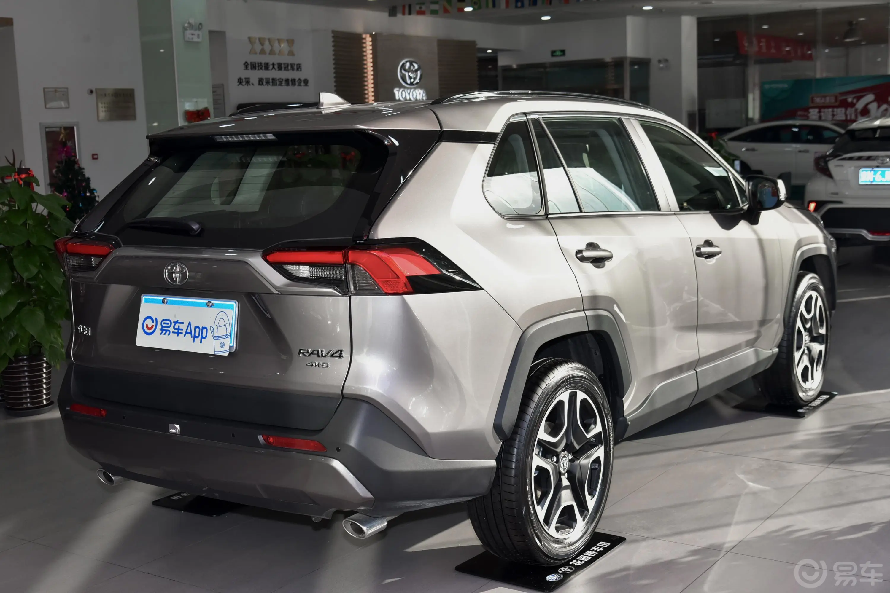 RAV4荣放2.0L CVT 四驱 尊贵版侧后45度车头向右水平