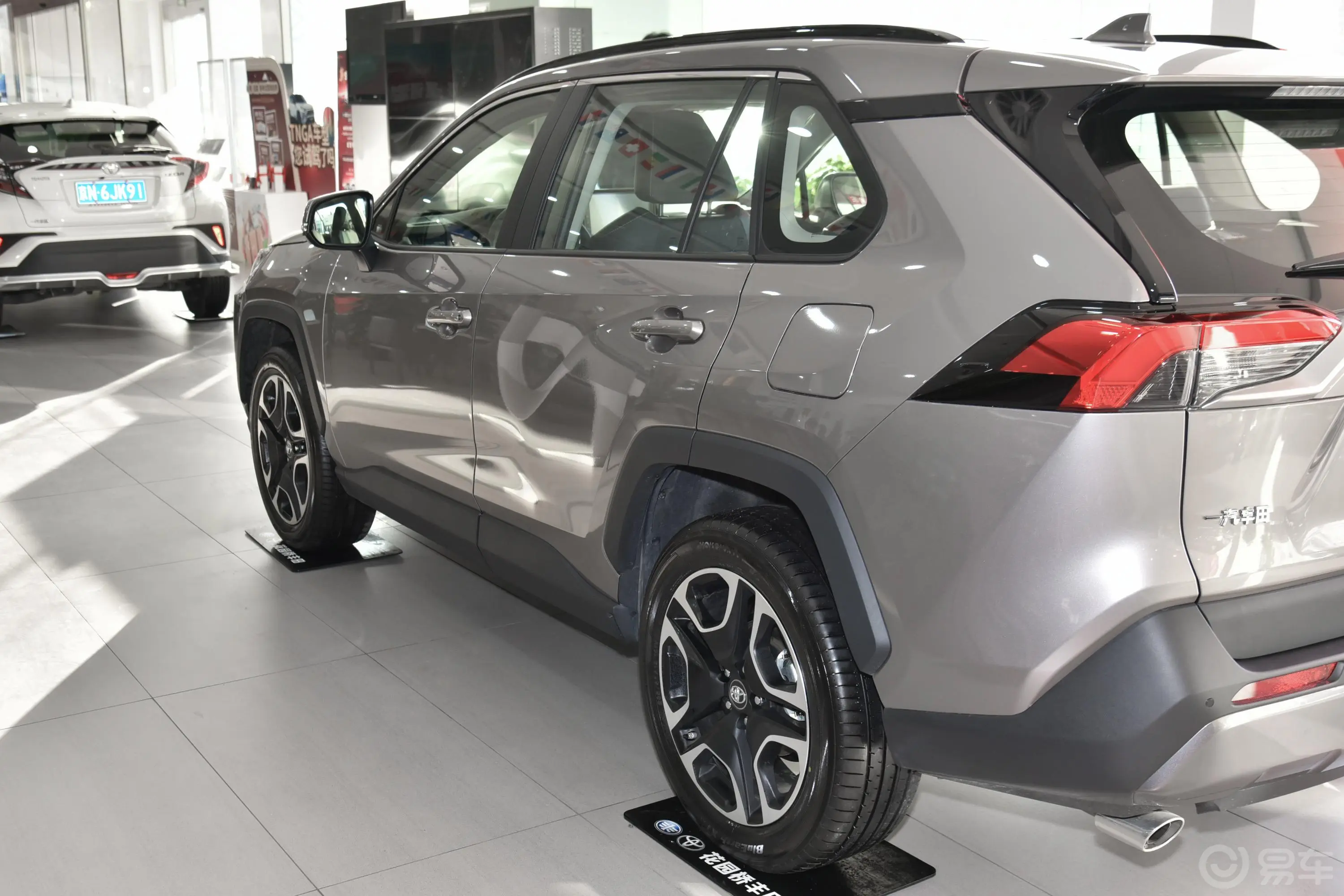 RAV4荣放2.0L CVT 四驱 尊贵版外观