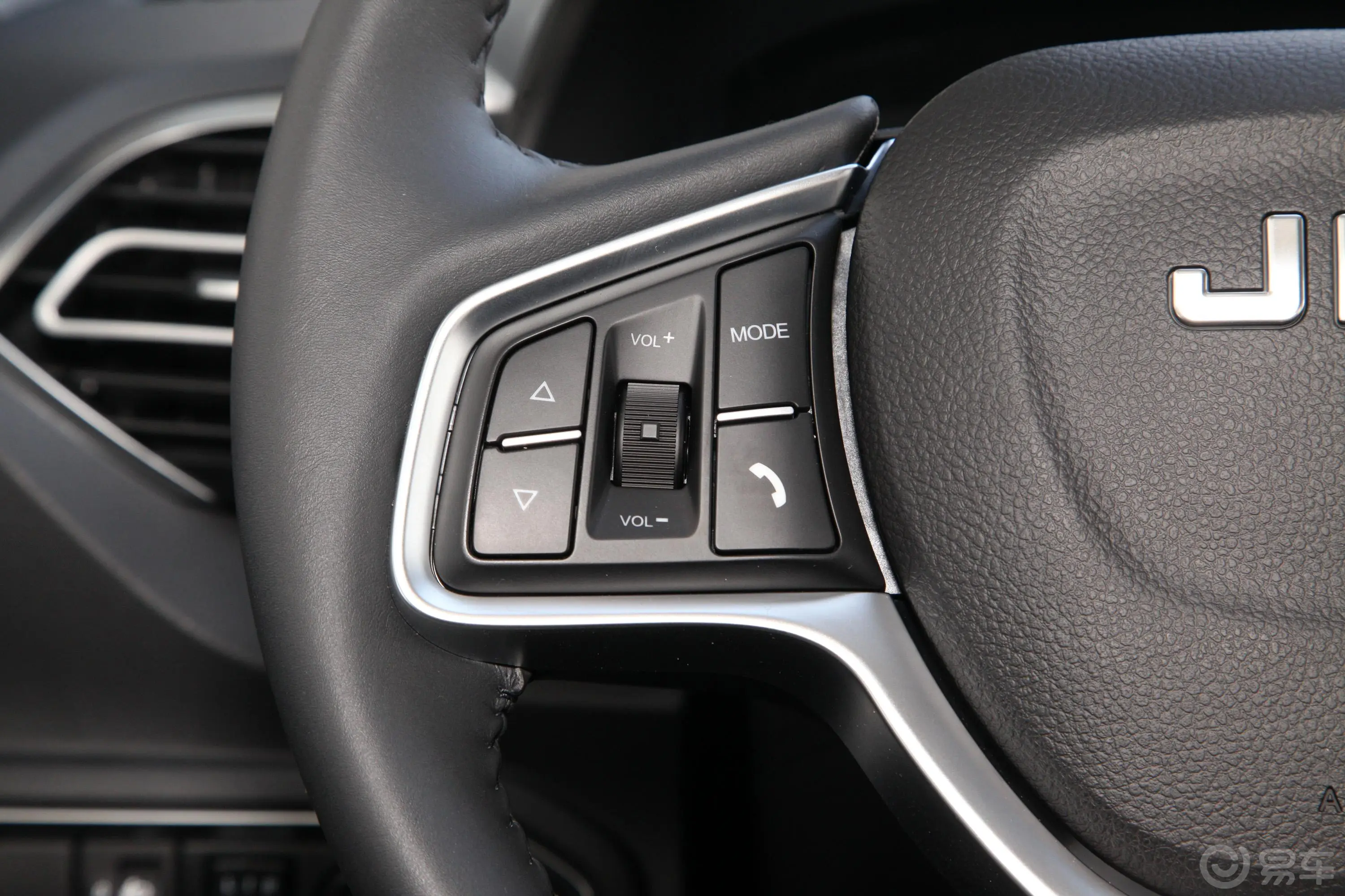 瑞迈S标轴版 2.4T 手动 两驱 领航版 汽油 国VI左侧方向盘功能按键