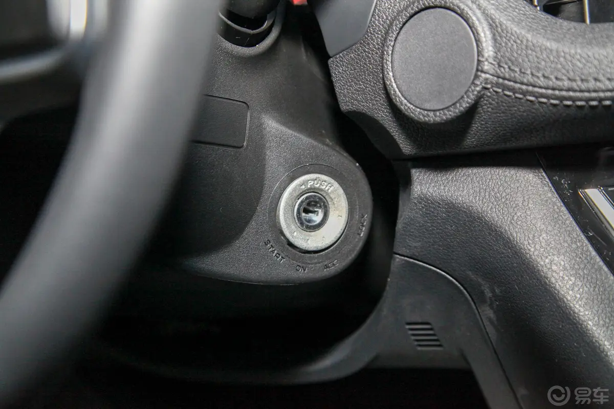 瑞迈S加长版 2.4T 手动 四驱 领航版 汽油 国VI钥匙孔或一键启动按键