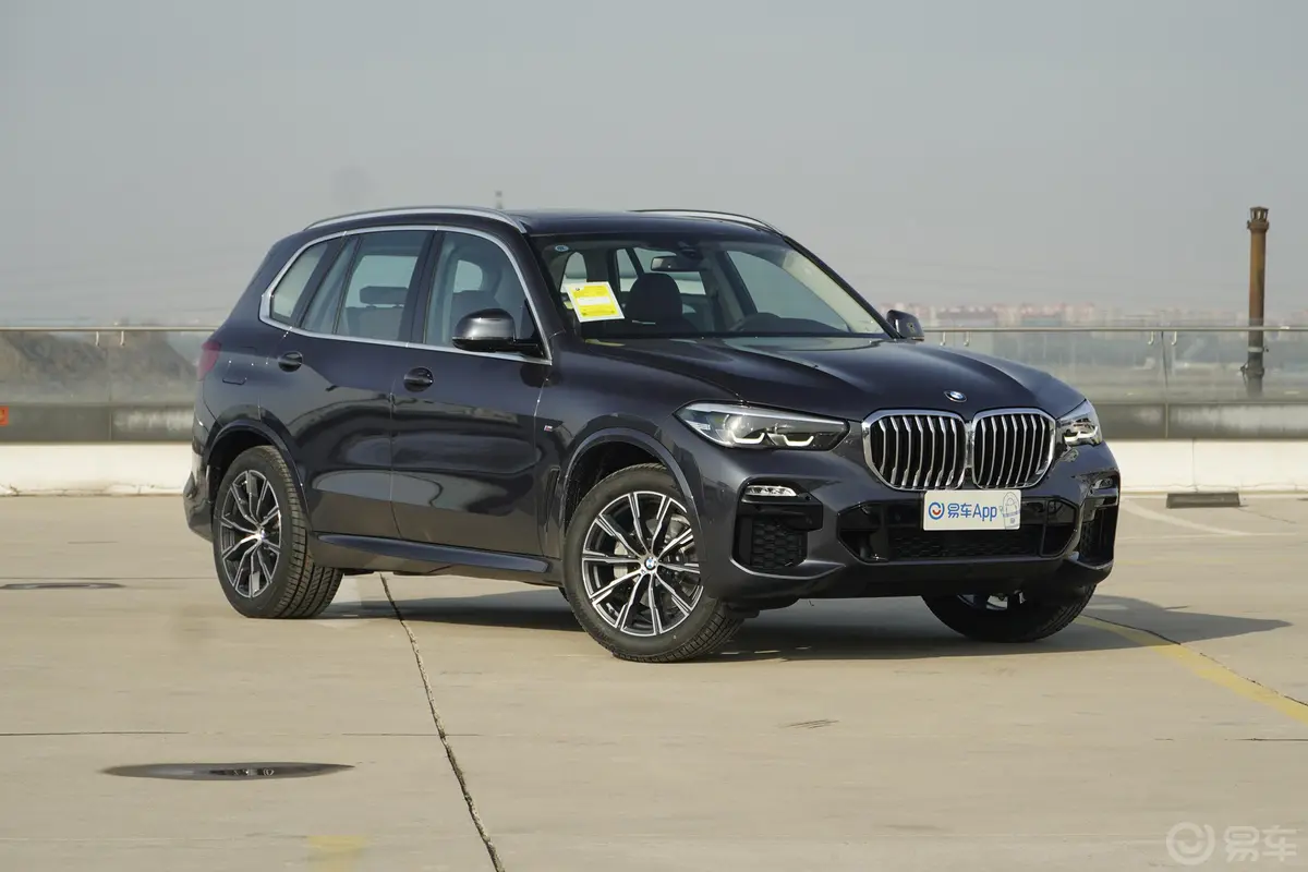 宝马X5(进口)xDrive30i M运动套装侧前45度车头向右水平