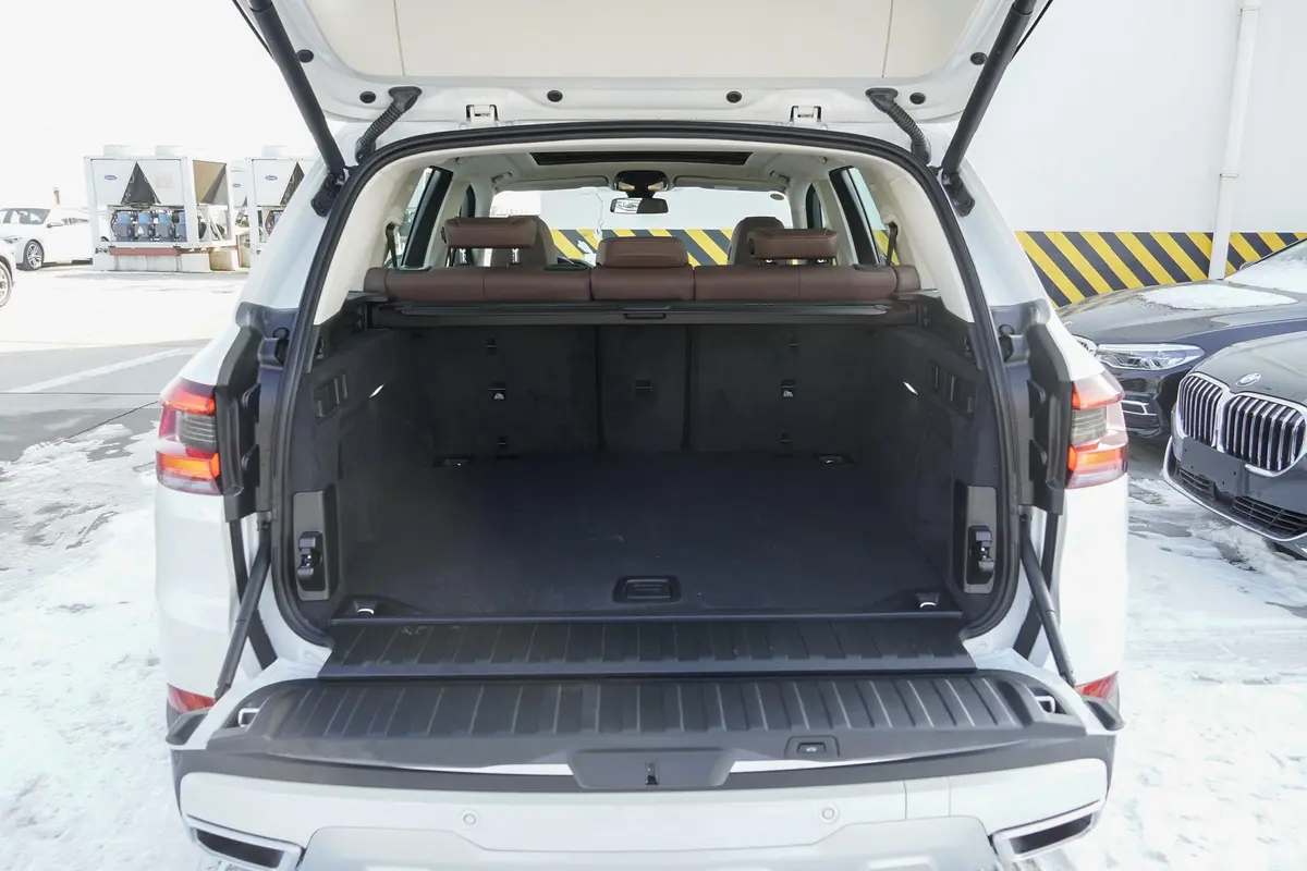 宝马X5(进口)xDrive30i X设计套装后备厢空间特写